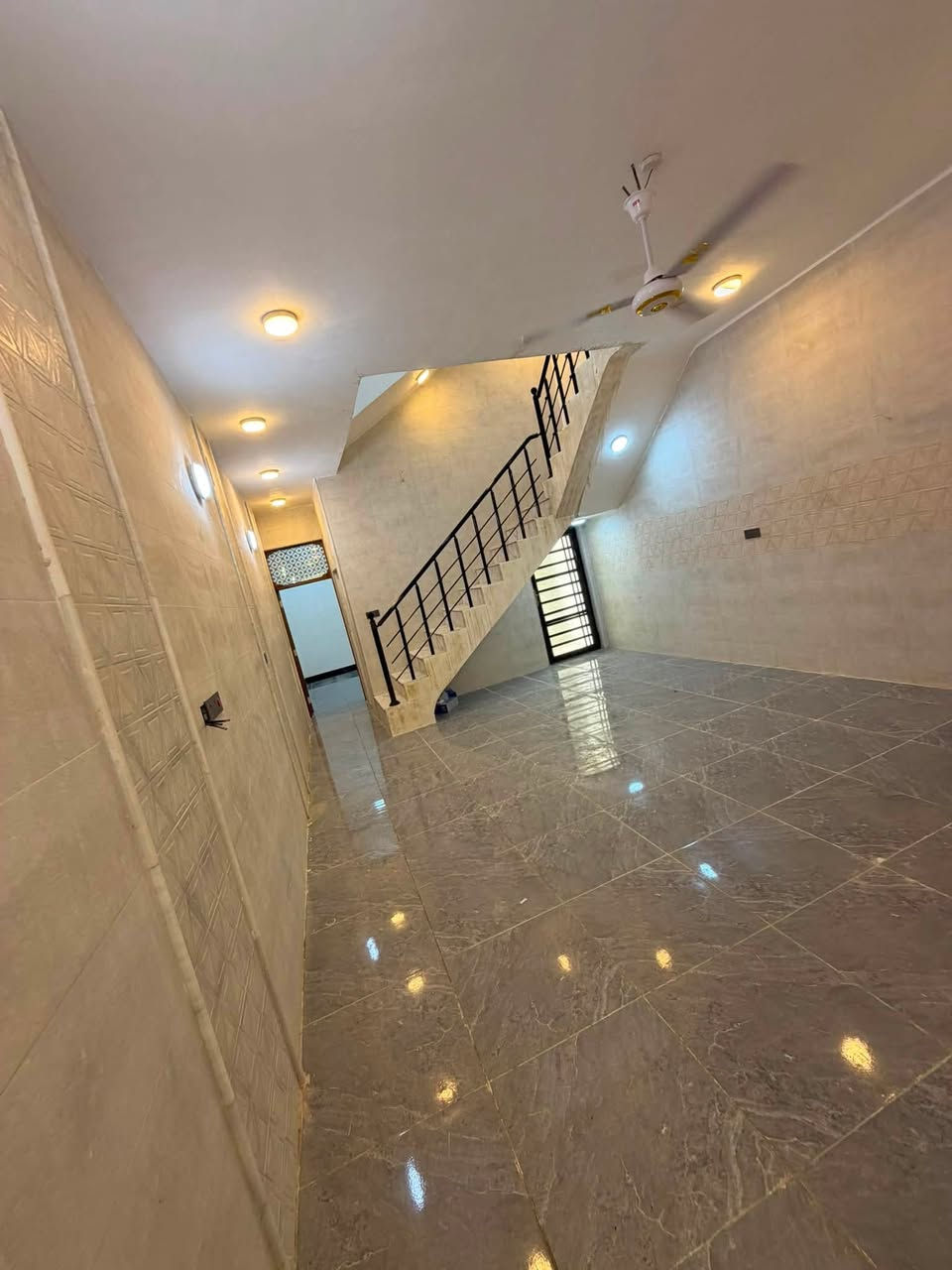 بيت البيع مساحه 100 متر طابقين طابو زراعي مشمول ب  التطويب بناء درجه اولى صب كونكريت طابوك حته الغاز دفن العنوان النجف شارع كربلاء عمود 134 قريب ع شارع تتوفر جميع الخدمات السعر 57 ويا هديه البو البيت سبلت غرفة نوم كاونتر 
 الاستفسار ***********  اتصلو وتدللون
