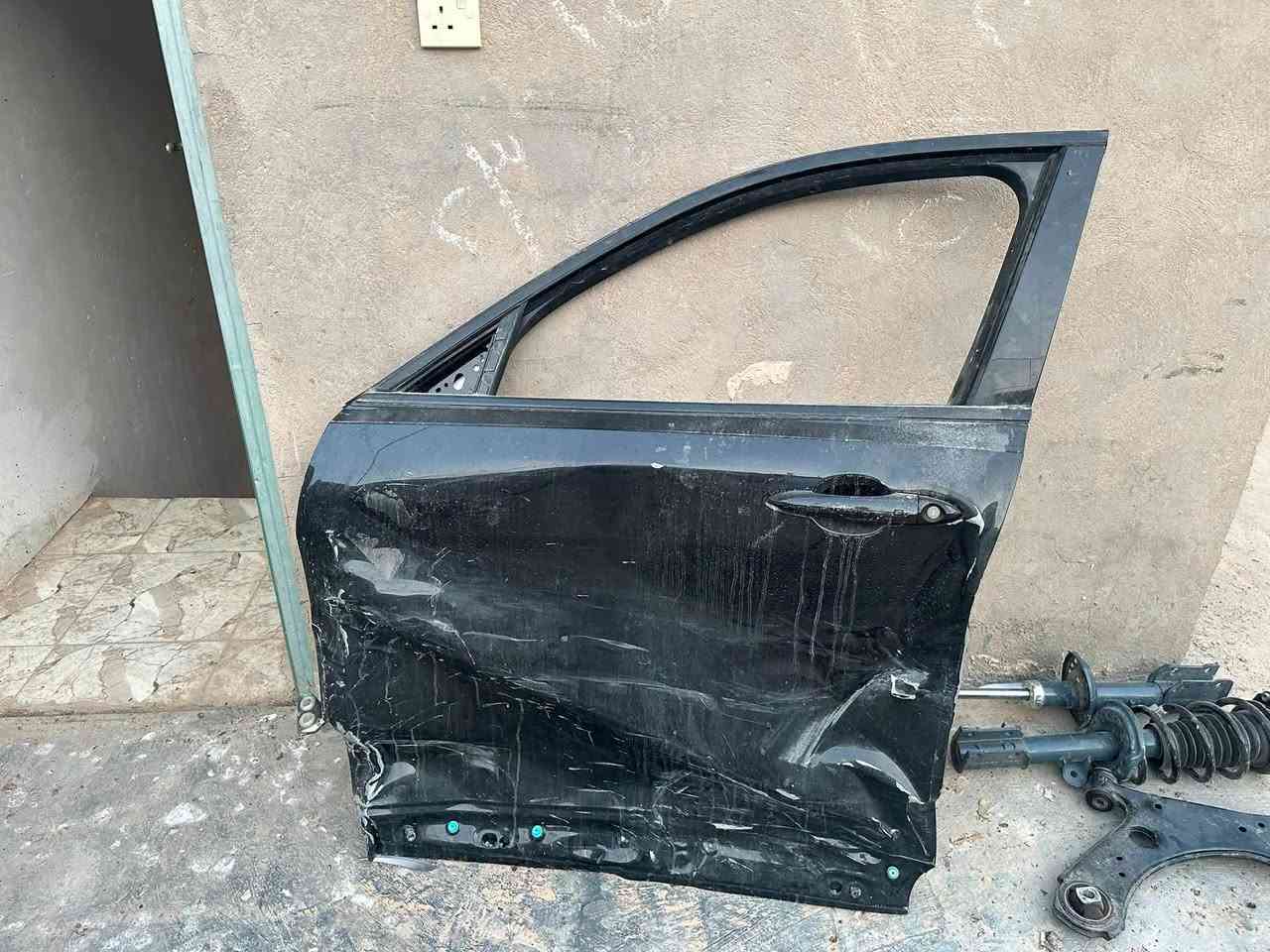 سلام عليكم
طبله جهة اليسار ودبلات ثنين وباب سايق مضروبه كامله هيه وبطانته 
***********

