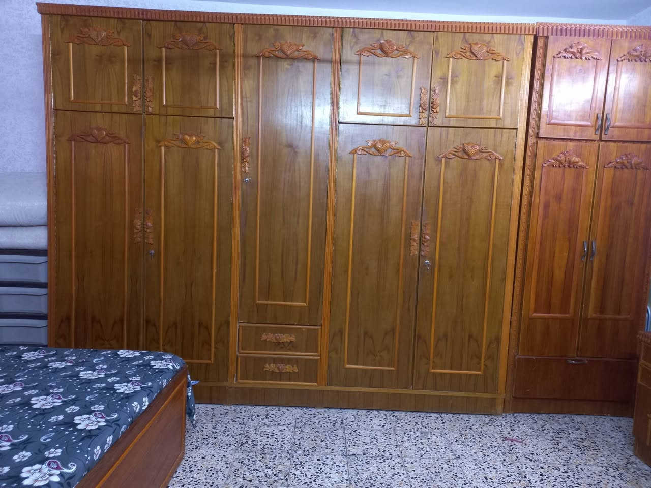 السلام عليكم من رخصة الادمن عندي هاي الغرفه اخو الجديد استعمال قليل اريد ابيعها بمليون ١٠٠ وبيها مجال الشراي هذه رقمي ***********
