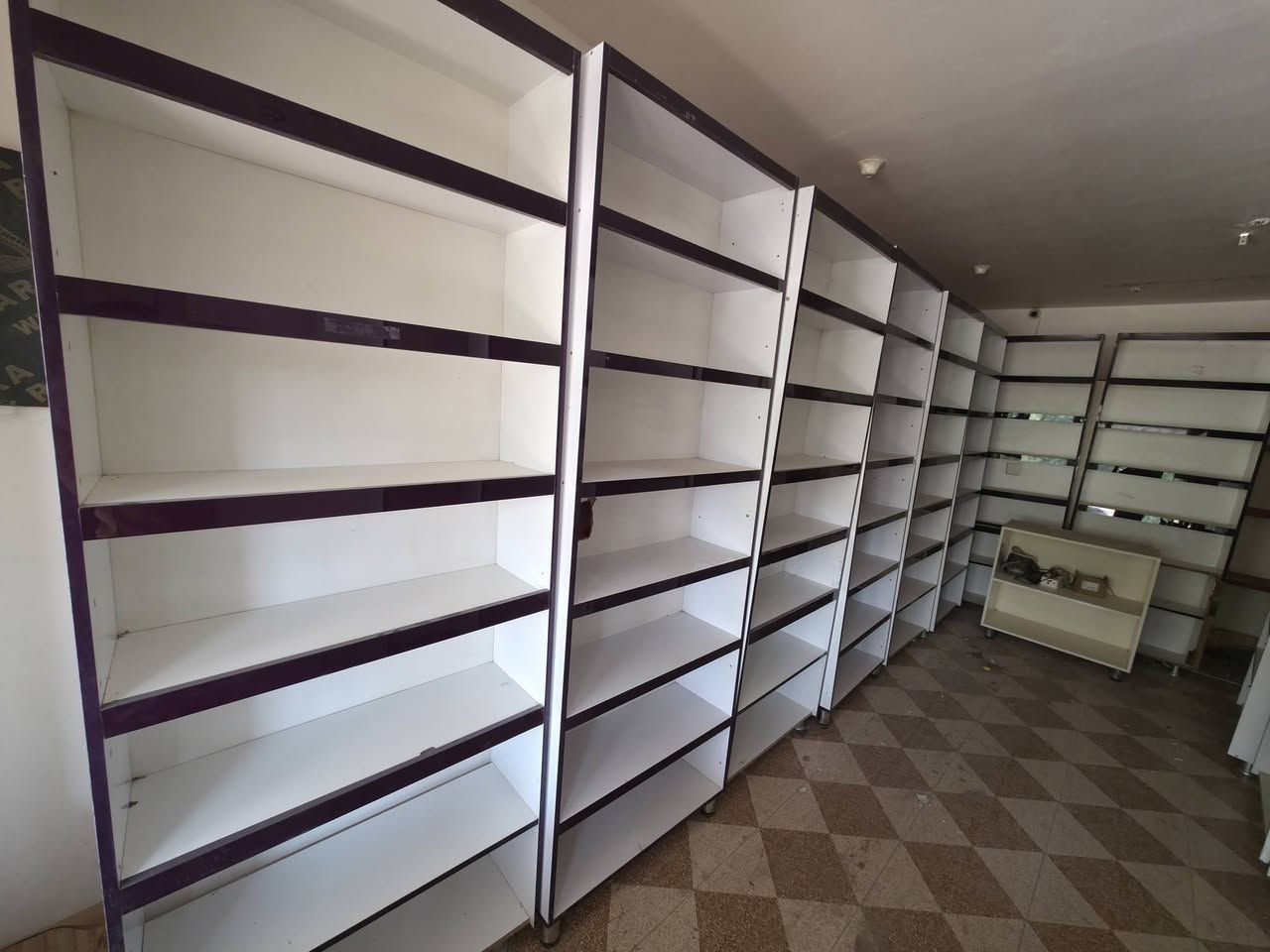 رفوف خشب mdf قياسات 2 متر ارتفاع و 1 متر عرض عدد 13 مع2 ميوزة
ملاحظة: الاثاث نظيف جدا 
 بيع مستعجل وبسعر مناسب 
للتواصل واتساب و مسنجر 
***********
