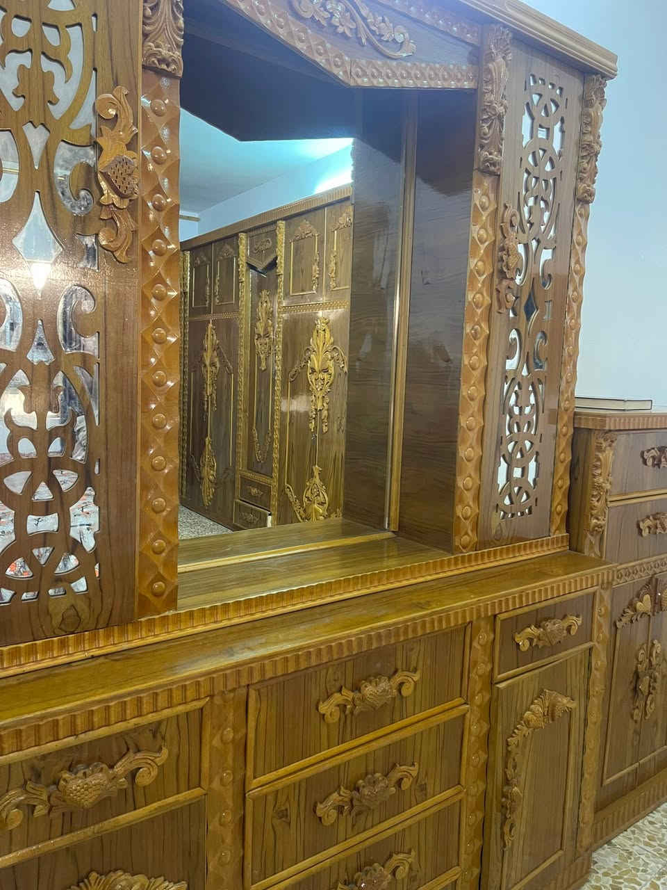 السلام عليكم
 غرفه نوم خشب مستعمله
 جديده ونظيفه مستعمله فقط ٣ اشهر
 ٥ قطع
 سعرها مليون و٣٠٠ وبيها مجال 
للاستفسار ***********
