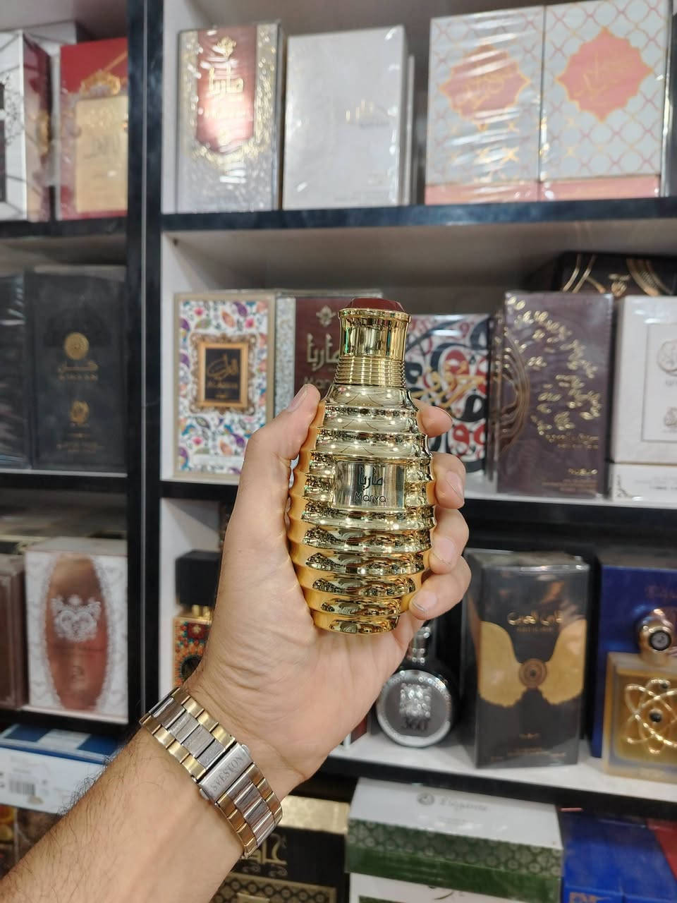 عطر ماريا 🌹🌹 
من شركة مسك العبير الاماراتية ١٠٠مل
عطر نسائي رقيق وانيق ومميز ناعم بمكونات
• إفتتاحية العطر: مزيج حمضي منعش من البرغموت واليوسفي مع لمحات من الزعتر والدخان.
• قلب العطر: باقة ناعمة تجمع بين زهور الياسمين وزنبق الوادي، ممزوجة بـ الأرز الأبيض والبودرة.
• قاعدة العطر: نهاية دافئة ومستقرة تتكون من الكراميل، الفانيليا، والمسك

للتواصل واتس ***********
يوجد توصيل لكافة محافظات العراق
#بغداد #النجف #كربلاء #الديوانية #السماوة #ميسان #الديوانية
