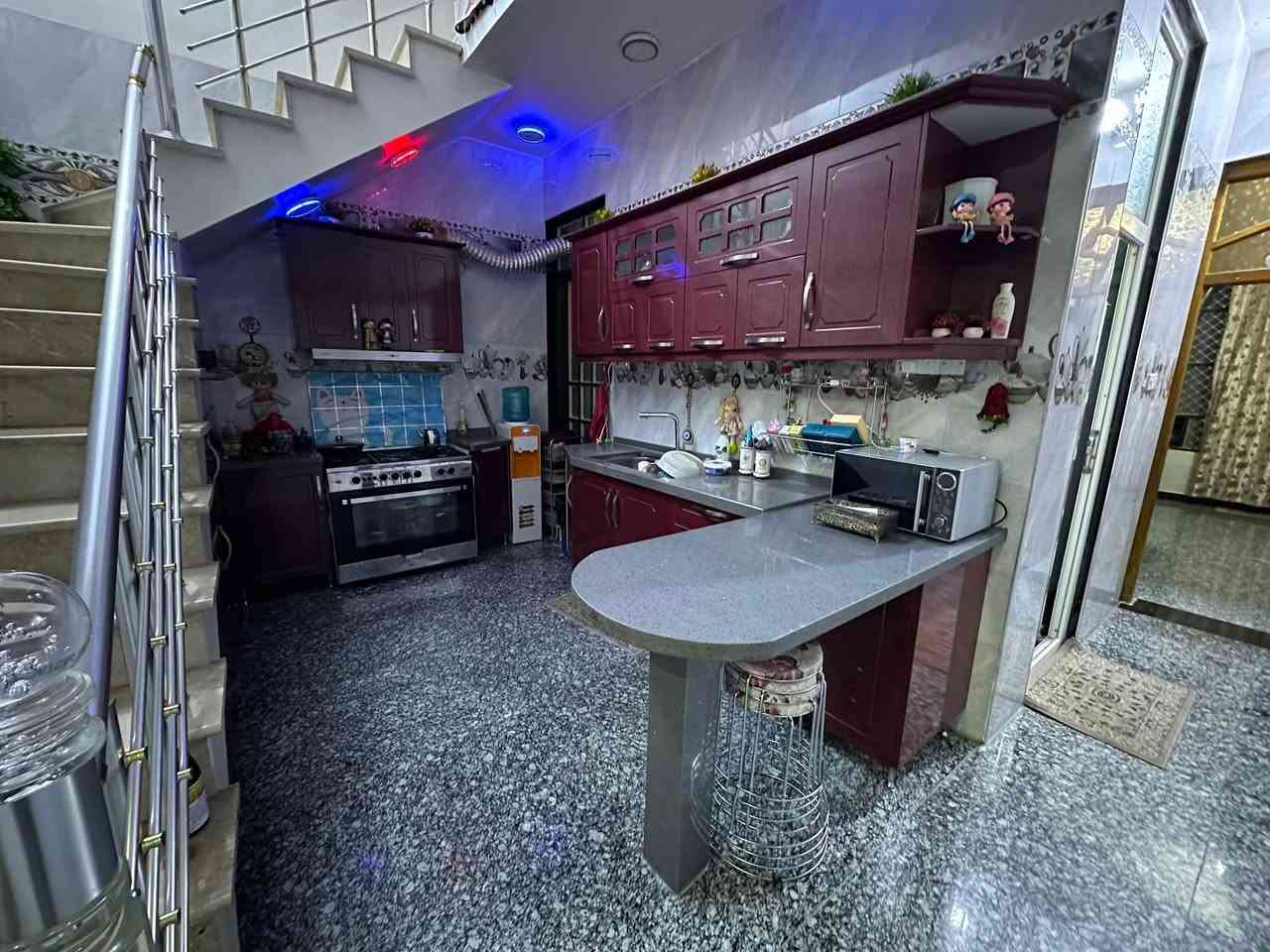 السلام عليكم 
بيت 100 متر زراعي سند 25 للبيع 
كامل طابقين وجاهز بناء حديث خدمات متوفرة مي مجاري كهرباء 

متكون من 3 غرف نوم 
حمامات 3 

موقع البيت : سكينة الزراعي مقاطعة 9/2 قرب اسواق خوخة يم مولدة وسام الساعدي القديمة عالشارع العريض البيت بالفرع يكون 

البيت سعرة 123 ومجاله بسيط 

وهذا رقم صاحب البيت للأستفسار ***********
