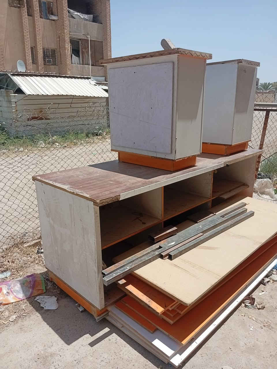 رفوف وميزين كاشير مع كامل الملحقات للبيع بسعر مناسب  للاستفسار: ***********
