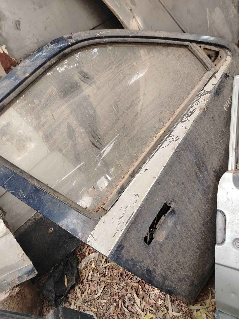 السلام عليكم غراض مال بريجو للبيع بريش كامل مكمل حته دوسه ويا وباب ال صدر وباب سلايت لون ازرك كاملات هنه وجامهن للبيع مكاني حله رقم الهاتف ***********
