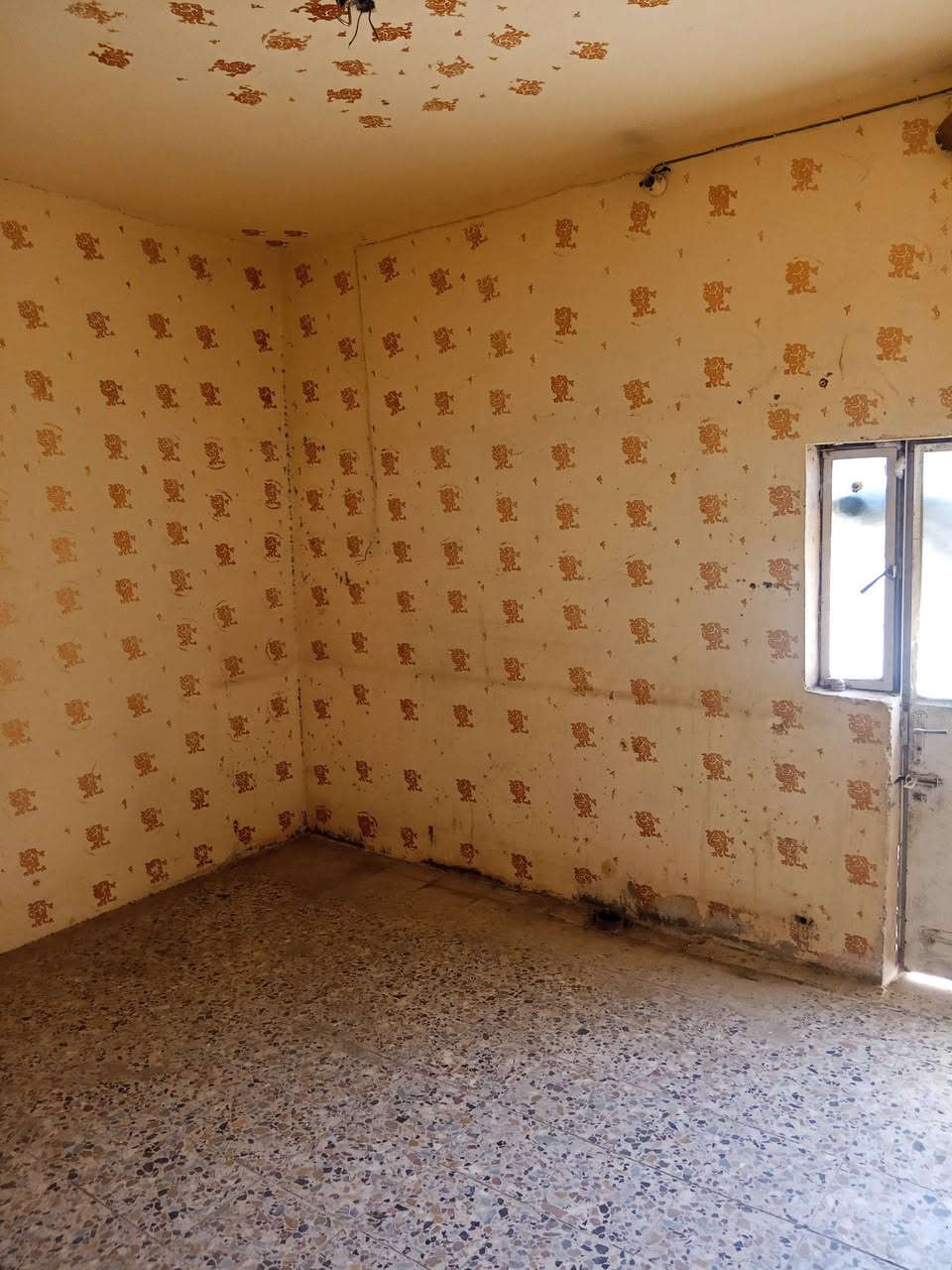 تحيه طيبه دار سكن للبيع مساحه150متر طابقين يتكون الطابق الارضي غرفتين نوم استقبال هول صحيات داخليه خارجيه ترك داخلي ترك خارجي مخزن خارجي جان سابقا محل مطبخ حار بارد الطابق الثاني مشتمل معزول يتكون من غرفه هول استقبال الشراء من راعيه حصرا يعني لادلال ولاشي للاستفسار الاتصال عله الرقم او تواصل خاص ***********
