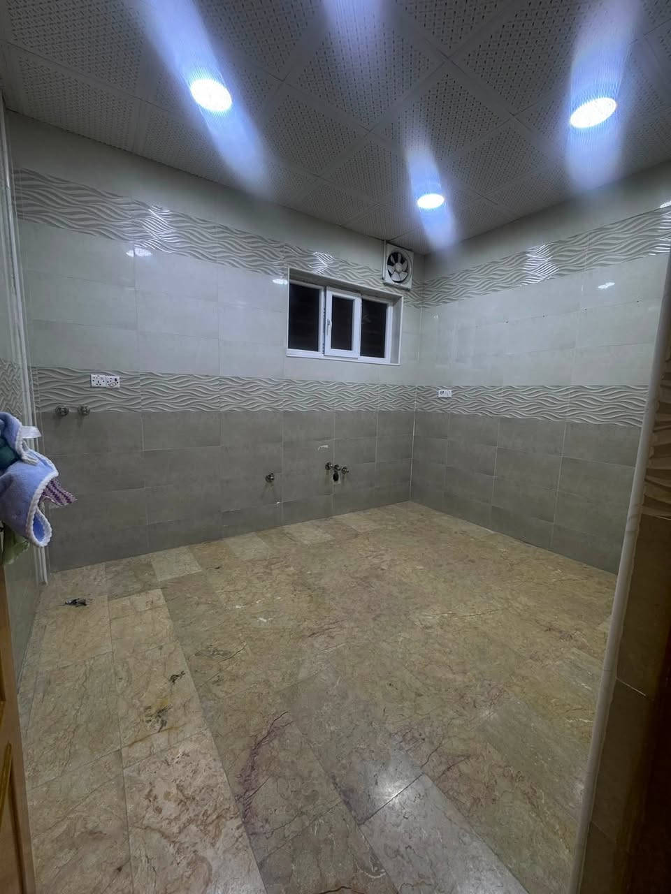 شقه للأيجار في حي المهندسين بنايه حديثه تحتوي على غرفتين صاله مطبخ  مجموعه صحيات +مصعد سعر 600مع الماء الكهرباء للتواصل على رقم***********
