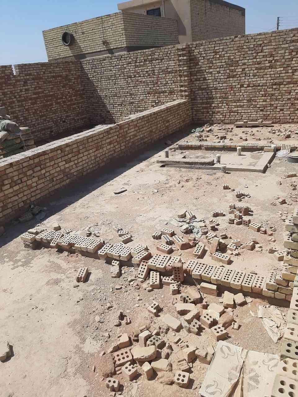 السلام عليكم في منطقة طالب العلي هياكل عدد ( ٣ )للبيع طابو زراعي سند (٢٥)  مساحة الواحد (٩١)خدمات كاملة ماء وكهرباء وتبليط ومدارس بيهن نقص بناء كما موظحات بالصور بيع الكل او واحد اواثنين حسب الطلب او الاتفاق تردون على وظعهن او هيكل كامل او مفتاح  كلشي بسعرة واني حاضر للاستفسار اكثر متواجد واتساب وماسنجر وع الخط(***********) ملاحظة الصور قبل التبليط
