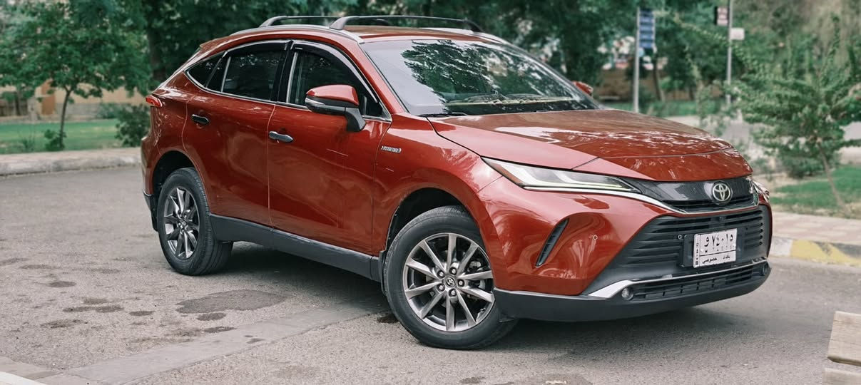السلام عليكم 
للبيع  Toyota Venza 2021 XLE

 اللون: أحمر
 الموديل: 2021
 الممشى: 45,000 كم
 المحرك: 2.5 هايبرد
 الدفع: AWD دفع رباعي
 القير: أوتوماتيك CVT

 مواصفات وتجهيزات السيارة:

 الداخلية والراحة
• داخلية جلد
• كشنات كهربائية
• تدفئة وتبريد للكشنات
• سستم صوت JBL
• كونترول لمس
• جام 4 أبواب أوتو
• تبريد ما شاء الله ثلج 
• مرآة وسطية عاكسة للضوء
• صندوق كهربائي ذكي
• البيبان والصندوق فتح بصمة
• ترحيب عند الاقتراب من السيارة

 الأمان وأنظمة القيادة
• حساسات أمامية وخلفية
• كاميرا
• رادارات 360 درجة
• مانع تصادم أمامي وخلفي
• توقف ذاتي أمامي وخلفي
• نظام مساعدة/قيادة ذاتية
• أنظمة Toyota Safety Sense
• أنظمة الثبات والفرامل الإلكترونية
• عدة وسائد هوائية

 الإضافات
• سبايدر خلفي
• راكات بلادية
• جنوط ألمنيوم
• دفع رباعي AWD
• نظام هايبرد اقتصادي

 حالة السيارة
• الصبغ: جاملوغ + الباب الأمامي اليمين + البنيد+ لباب الخلفي 
• السيارة واضحة بالفحص وما بيها إخفاء للملاحظات
• مناقصة كلشي والحمدلله
• الصيانة باستخدام دهن Amsoil الأمريكي الأصلي
• بنزين فقط محسن

 سيارة نظيفة ومواصفاتها عالية، والممشى 45 ألف كم.

رقم الشاصي وصور الحادث مع الصور 

 للتواصل: ***********

185 ورقه وبيها مجال
