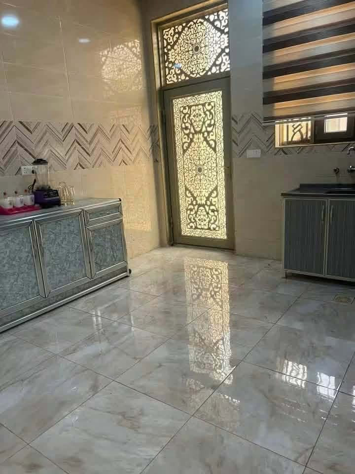 للبيع 

بيت  مساحه البناء٢٢٥والمساحه الكليه٣٠٠ العنوان ابو فليس قرب ثانويه عمر المختار السعر75مليون وبي مجال بسيط

غرفتين واستقبال ومطبخ وصاله وحمام نضام مناور صحيات خارجيه وحديقه
الشراي يتصل ***********
