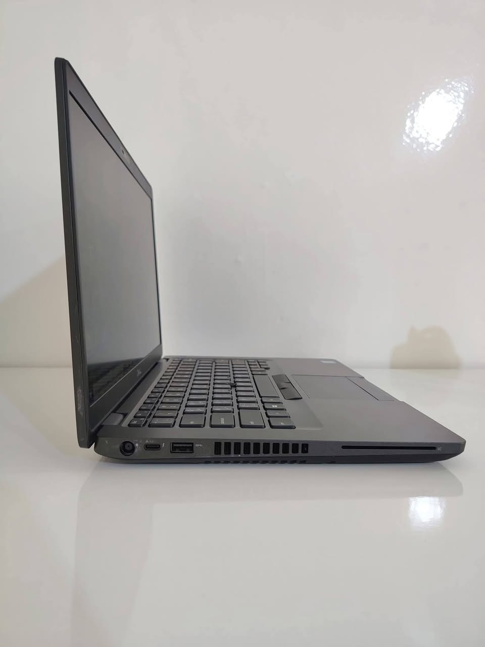 🔥 لابتوب Dell Latitude 5401 — قوة وأداء بمعالج H! 🔥

💻 المعالج: Core i7 الجيل التاسع فئة H ⚡
🚀 أداء قوي ومناسب للمهام المتعددة والاستخدام الثقيل

🧠 الرام: 8GB DDR4
💾 التخزين: 256GB SSD
🎮 كرت الشاشة: Intel UHD Graphics 630 — 4GB
🖥️ الشاشة: 14 إنج — FHD
📐 دقة 1920×1080
⌨️ كيبورد ستيكر ضوئي ✨

🎯 مناسب للطلاب، البرمجة، الأعمال المكتبية، الدراسة، التصميم الخفيف والمهام اليومية.

🎁 هدايا مجانية مع اللابتوب:
✔️ حقيبة لابتوب
✔️ شاحن أصلي
✔️ ماوس
✔️ Mouse Pad
✔️ تغليف احترافي داخل كارتون

🛡️ ضمان وخدمة:
✔️ فحص كامل قبل الإرسال
✔️ فحص الجهاز قبل الدفع والاستلام
✔️ ضمان استبدال 7 أيام ضد عيوب التصنيع
✔️ جاهز للاستخدام مباشرة

💰 السعر: 360,000 دينار عراقي فقط 🔥

🚚 التوصيل متوفر إلى جميع المحافظات

واتساب للتواصل ***********
