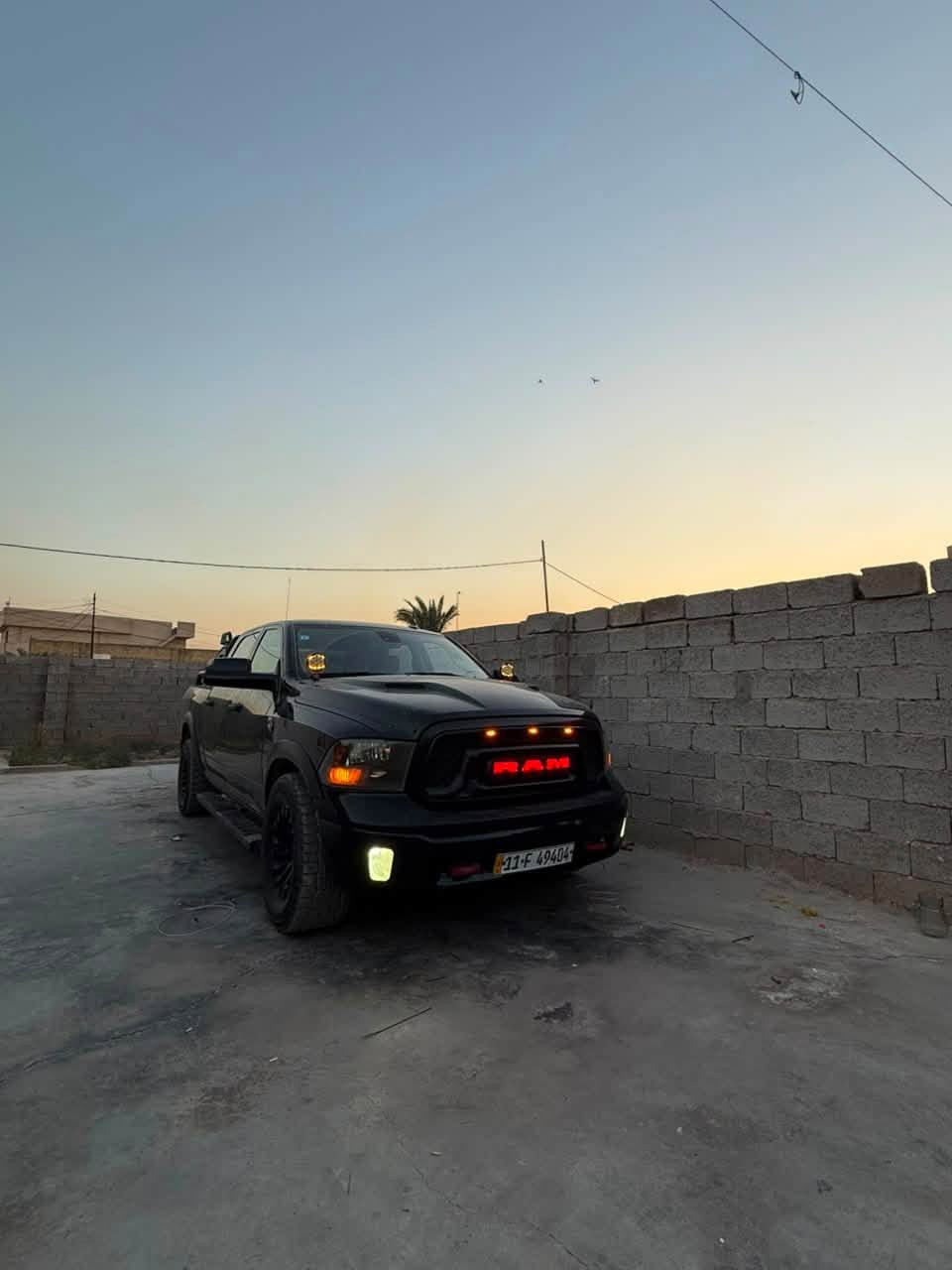 سلام عليكم سياره البيع 
رام كلاسك شكل الريبل موديل 2022ماشيه43 الف  مكينه V5700  8وقبل الزايده ألون اسود باب طويل بدي قصير المرغوب  سياره معدله  عليه محجر بدي سعره 650 الف  وشاشة جبيره  تدعم نضام كار بلي  واندريو اوتو و معدله هم من امريكه اثنين ونص انج مع ويل وتاير جبلي   فور ويل دبل اكسل حادث سياره جاملغ وبنيد وبدلات نفس ألون وبيهه ايربك دركه ودشبول وبل تكمه صارت طعجة من تحميل وتعدلت عل كده  فقط التكمله مكانين بارد بس وداخل مشمشي وعلية ومنضومه لايت 250$ دولار وبلوجكتر كشاف سعر هن 150$ دولار
صور الحادث خاص سيارة مرتبه ومتعوب عليه والحمدلله وبلعافيه الي تصير من نصيه رقمي *********** عنواني بغداد
