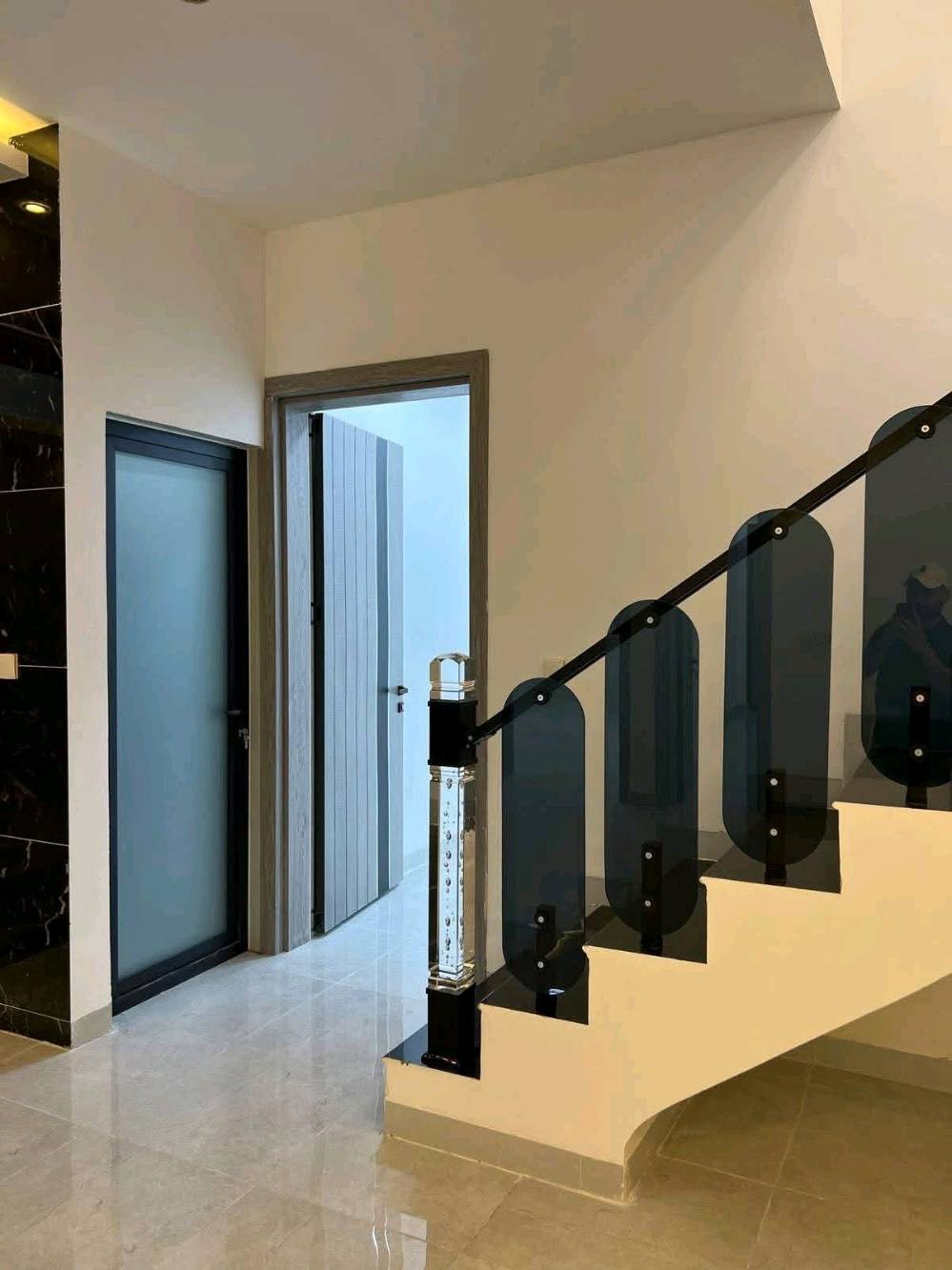 ​🔥 دار للبيع بتصميم حديث وموقع استثماري في حي الجهاد 🔥
​تطلّع لسكن الراحة والأناقة في منطقة الأساتذة القريبة من أربع شوارع – موقع متميز بالقرب من كافة الخدمات الأساسية!
​📐 المواصفات والمساحة
​المساحة: 125 م² (واجهة 6.25 م × نزال 20 م)
​الواجهة: بورسلين إسباني فاخر يعكس الفخامة والجودة.
​🏛️ تفاصيل البناء (3 طوابق كاملة)
​الطابق الأول:
​كراج سيارة + صالة استقبال فاخرة.
​مطبخ + مطبخ حار (Hot Kitchen).
​هول داخلي واسع مزود بـ شلال داخلي يضفي لمسة جمالية ساحرة.
​غرفة نوم + صحيات + مناور خلفية للإضاءة والتهوية الطبيعية.
​الطابق الثاني:
​3 غرف نوم واسعة وتصميم مريح.
​2 صحيات مفصولة.
​الطابق الثالث:
​غرفة نوم كبيرة جداً.
​مطبخ متكامل + صحيات + سطح أمامي.
​📲 للمعاينة والاستفسار:
يرجى التواصل مباشرة على الرقم: ***********