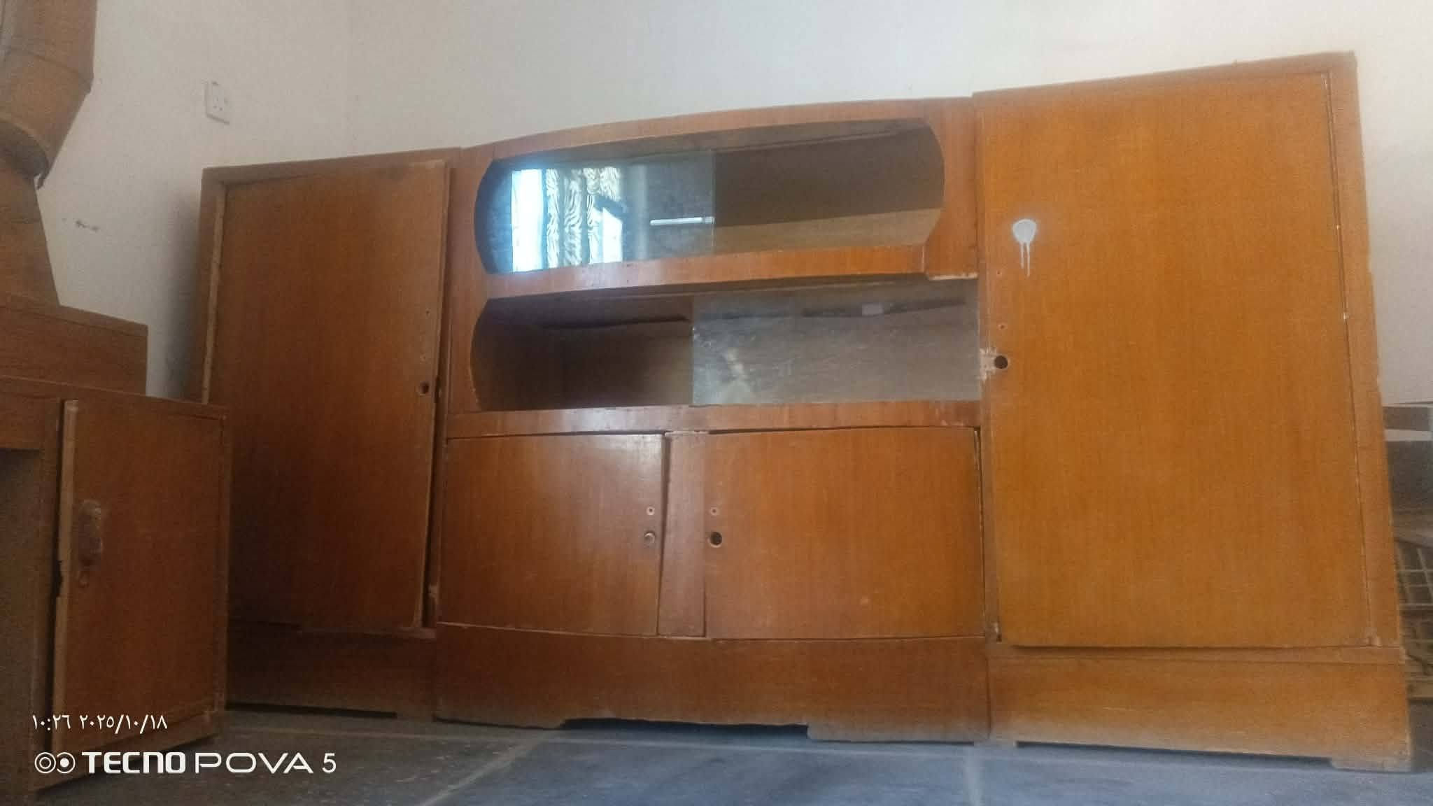 للبيع غرفه خشاب نقص جربايه  السعر ٣٠٠ وبيها مجال العنوان الديوانية المركز *********** مع بوفيه

نص مكتوب في الصور:
- ١٠:٢٦ ٢٠٢٥/١٠/١٨
- TECNO POVA 5
- ١٠:٢٥ ٢٠٢٥/١٠/١٨
- ١٠:٢٧ ٢٠٢٥/١٠/١٨