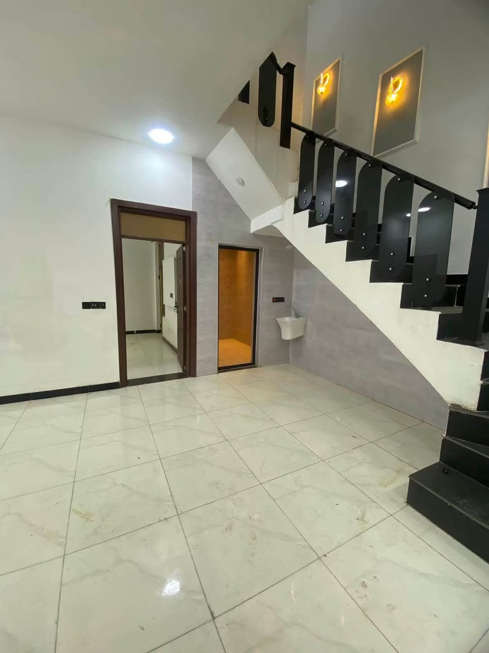 دار لإيجار مساحه  100متر يحتوي على 2غرف نوم +ستقبال+مطبخ+صحيات عدد 2 📍بغداد الدوره مدخل البوعيثه مجمع مجمع العدل الاول  الاستفسار ***********  /***********/ ***********
