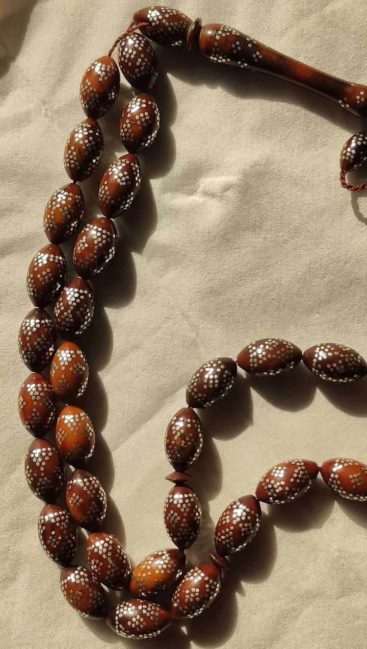 سبحة كوك طبيعي بالفضة عيار(925) شغل يدوي، سبحة نادرة، 35 حبة. للبيع و تراوس مع سبحة كهرب.
***********

