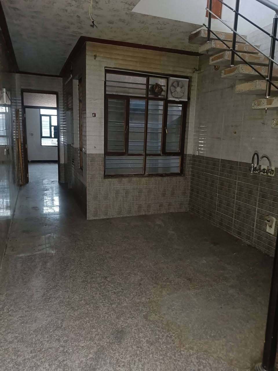 دار للايجار
100 م  طابق اول 
درج وباب منفصل
حي سومر / شارع المدارس / فرع مطعم الياسمين 
450 الف ( قفل ) 
للاتصال / ***********
