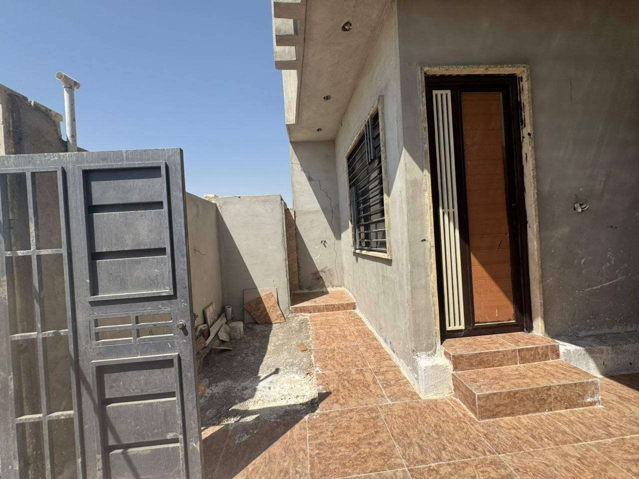 بيت للبيع مدخل اسواق ابوعلي قرب جسر السادس بناء حديث البيت بي نقص ثانوي كهرب مرحلة ثانية صبغ وطني بي المي قريب تشترك السعر 65ابي مجال المساحة 150متر الواجهة سبعة ونص والنازل عشرين رقم ***********//***********
