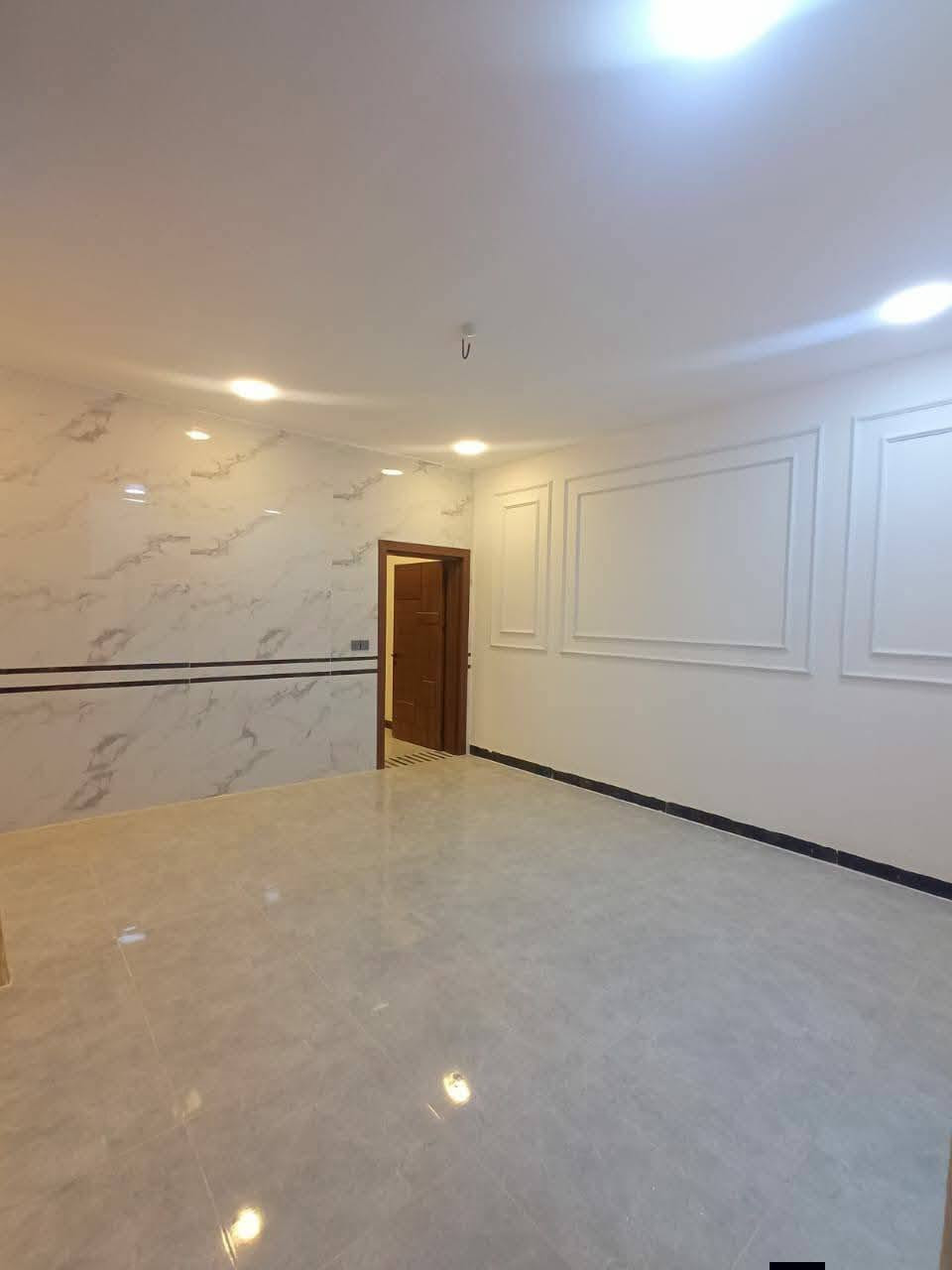 🏠 للبيع بيت حديث بكربلاء 🏠
الموقع: حي العباس - على شارع الحولي التجاري مباشر
المساحة: 100 متر 
البناء: طابقين - مسلح - طابوق جمهوري - تشطيب سوبر ديلوكس

التفاصيل:
- 3 غرف نوم
- استقبال + صالة واسعة 
- مطبخ + صحيات حديثة
- ديكور جبس + إنارة مخفية + بورسلاين درجة أولى
- درج رخام + إضاءة للدرج

الأوراق: سند 25 - إقرار مباشر من صاحب السند

السعر: 200 مليون دينار 

للاستفسار والمعاينة: 
واتساب *********** 📞.
