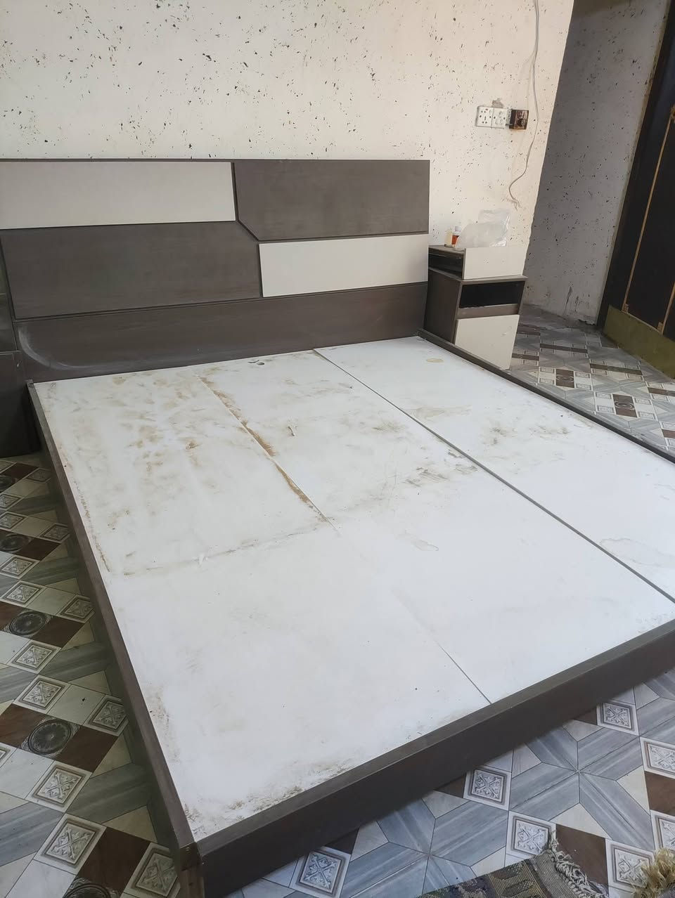 غرفة نوم تركيه سعرهة 125 بعدهي ما مشدوده شديت بس  الجربايه وطلع اكو نقص بل كنتور القاطع البنص ول نرمايد ملاته الكنتور ابو ال6 طابقين مكاني بغداد تاجي سبع البور رقم الهاتف ***********
