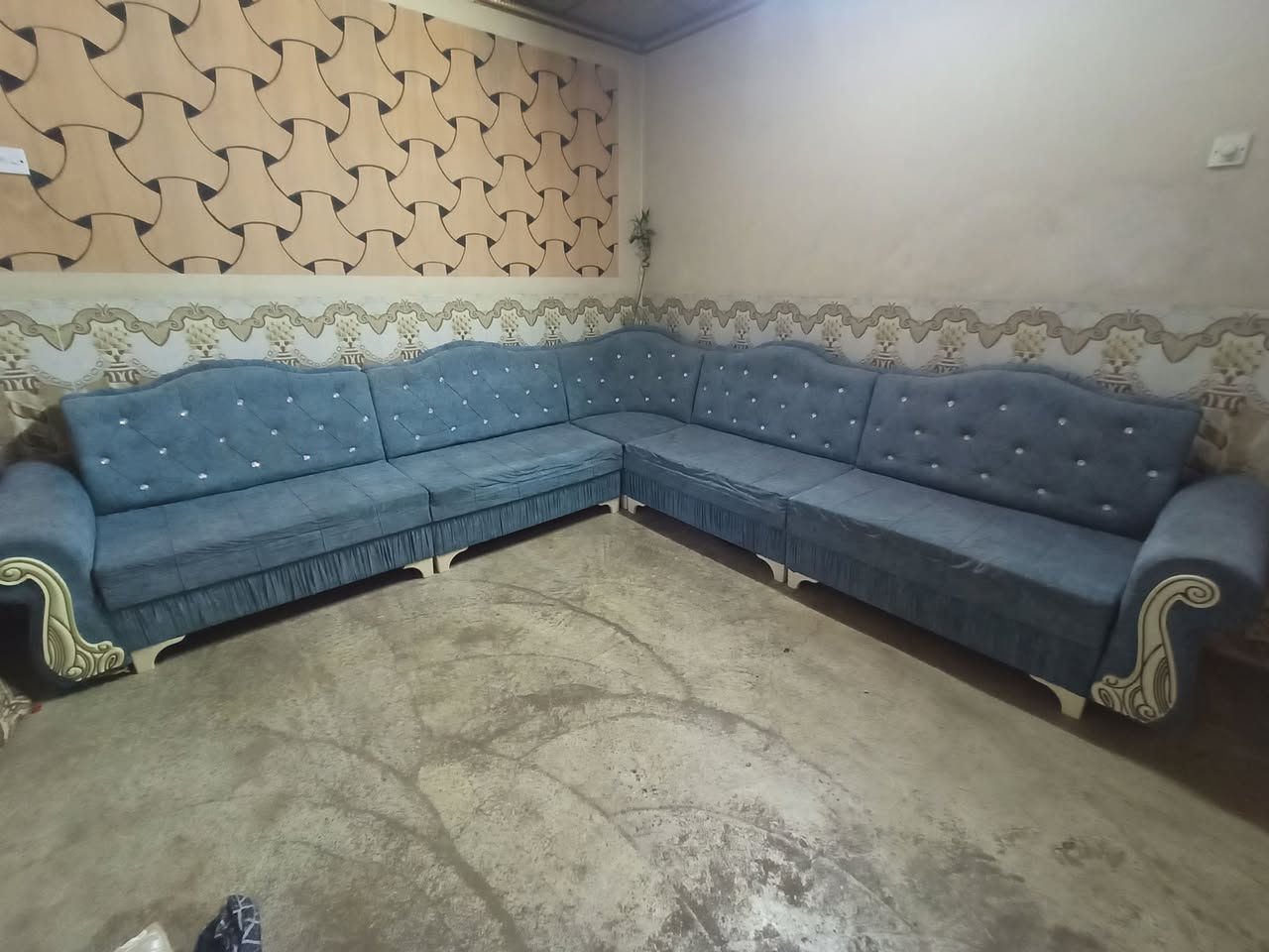 سلام عليكم متاح ديوان ست قطع نضيف مل بيت السعر 150وبي مجال مكاني حي الانتصار***********
