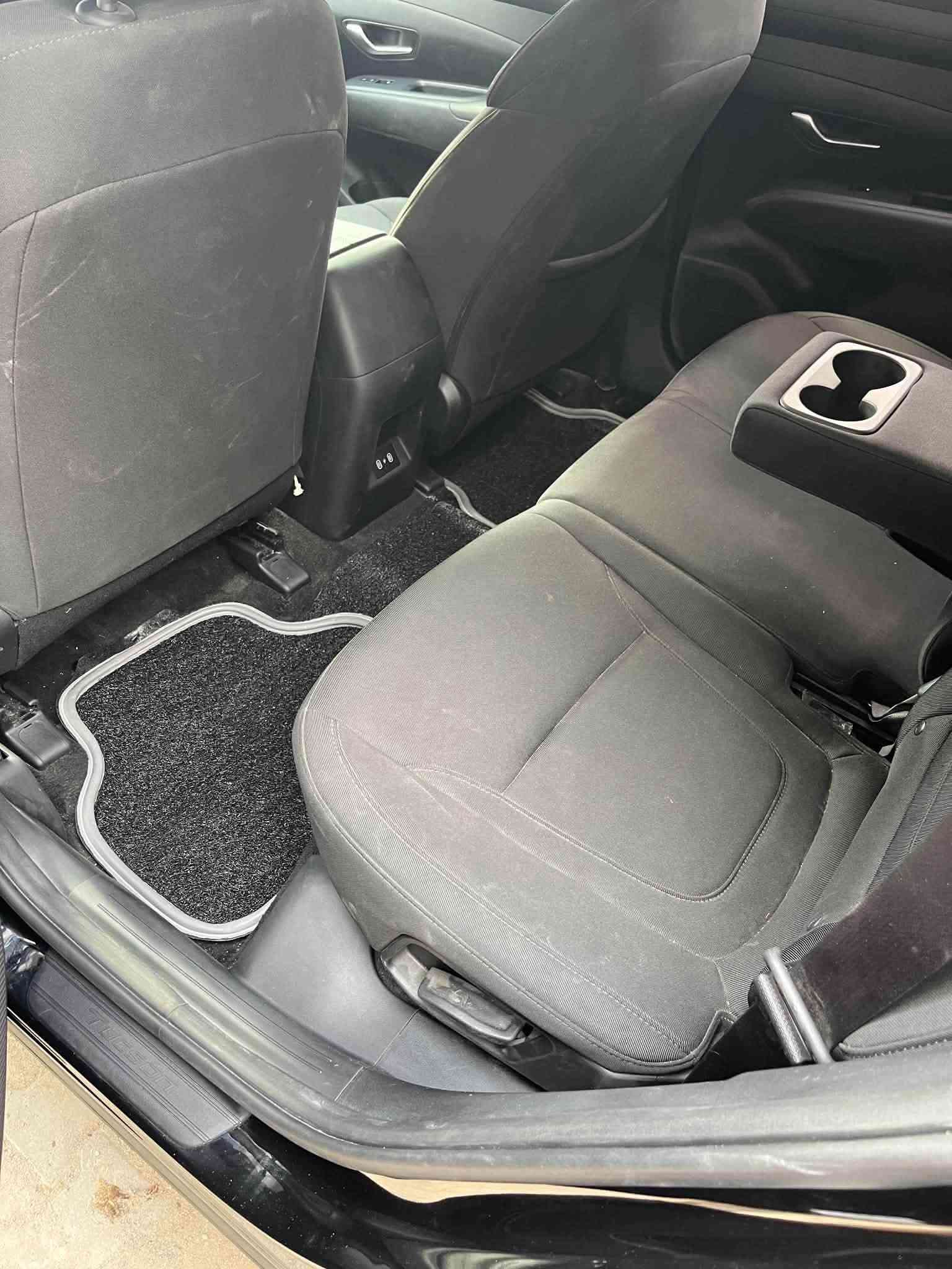 • النوع: Hyundai Tucson
• سنة الصنع: 2025
• الفئة: SE
• نوع الهيكل: SUV / كروس أوفر، 5 أبواب
• المحرك: بنزين 4 سلندر
• سعة المحرك: 2.5 لتر
• القوة: 187 حصان
• العزم: 178 lb-ft تقريباً (حوالي 241 نيوتن.م)
• ناقل الحركة: أوتوماتيك 8 سرعات
• نظام الدفع: أمامي FWD (2WD)
• عدد المقاعد: 5
• مقاس الإطارات: 235/65 R17
• مقاس الجنوط: 17 إنش، 7.0J
• ضغط الإطارات حسب الملصق: 35 PSI أمامي وخلفي
• الوزن الإجمالي المسموح GVWR: 4,717 رطل ≈ 2,140 كغم•
• لون المصنع (Paint Code): TCM
• تاريخ التصنيع الظاهر: 01/2025
• بلد التصنيع: المكسيك
• رقم الـVIN: 3KMJA3DE4SE020770
•وارد أمريكي دخول جديد قبل ايام
•الوحات (بغداد)
• شاشا متصلة 
•سياره اخت زيرو ماشيه قليل
•ضرر خلفي جنطه + خشم جاملغ اليمين امامي فقط لا غير شرط سونار ( مصلحه وكامله)
•صور الضرر في امريكا مرفقة في المنشور

عنوان بغداد الحرية 
التواصل *********** واتساب 
المعرفه السعر ارسل رقم (1)

