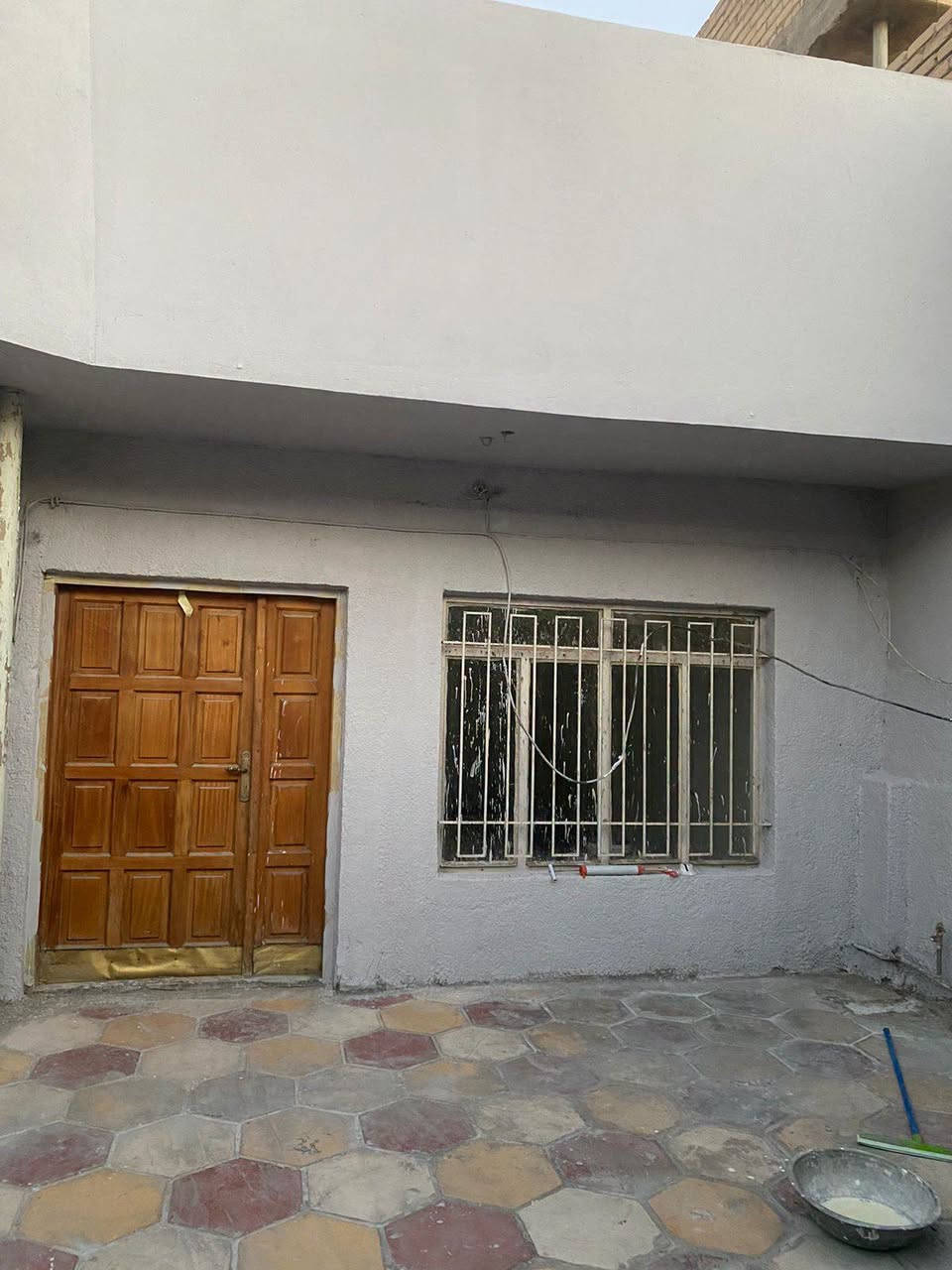 السلام عليكم الإيجار الايجار يوحد لدينا مشتمل 80م في منطقه حي الجهاد الفين مربع المدارس يحتوي على غرفه نوم وصاله ومطبخ وخدمات هاتف ***********
