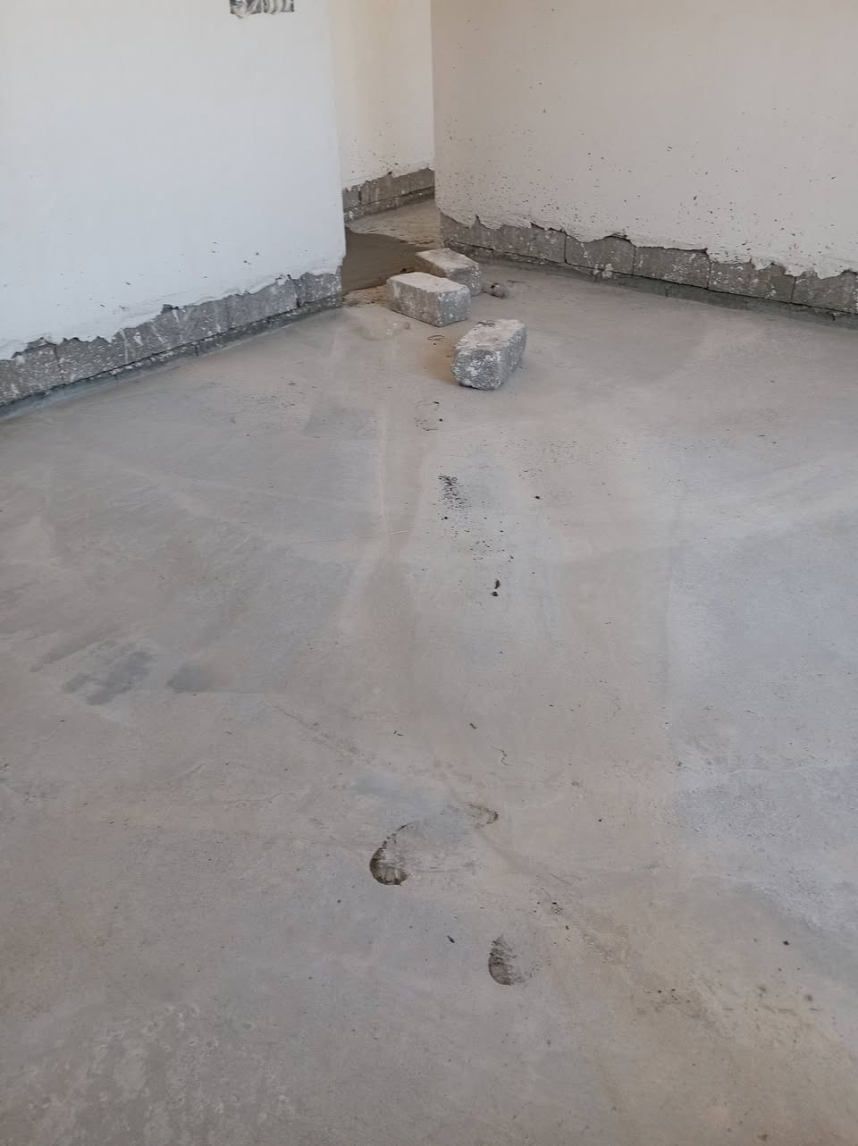 السلام عليكم يوجد لدينا صب جاهز او صب مركزي   باسعار مناسبه مع شغل رقم واحد تريد بالمتر تريد  بالمكعب تريد كادر متكامل ايش عندك صب اتصل وتدلل عندك ارضيه حوش او صبه حوش او صبه سيراميك او صب لاش او داير مال بيت او قدمت بيت او عندك صبه صحيات او صبت من هولات بيت شرط مواد  نهريه وشرط جبنتنا ماس تم صب ارضيه كاشي او سيراميك في ناحية القيارة قرب مستشفى القيارة (***********)
