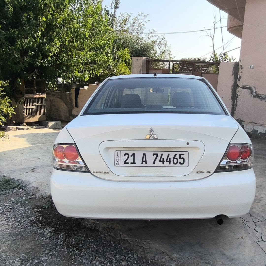 بەناوی خوا 
لانسەر 2008  بۆ فرۆشتن.. سەنەوی تازەیە تا 2031 . گێڕ ئۆتۆماتیکە مەکینە بچووکە.. چوار جام کارەباییە و تەبریدە.. گێڕ و مەکینەی بەشەرت و سەیارەیەکی بێ مەسرەفە و یەک دینار غەرامەی تیا نیە ... لای سایەقی نیوەی خوارەوەی بۆیاخە و دوو پەڵەی پەمپی هەیە لە پێشەوە... 

***********
تاکایە ئەگەر مشتەری نیت تەلە فۆن مەکە
