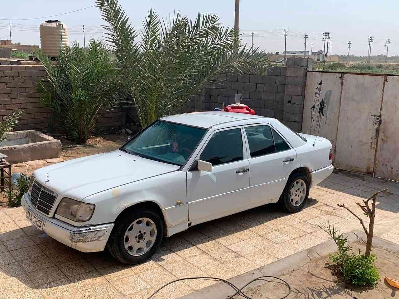 مرسيدس دب 
موديل ١٩٩٢
مكينه vvt 2500
تبريد شغال 
ركوك بيهن تعمير 
رقم جديد باسمي 
مكاني البصرة 
قضاء القرنة.     السعر ٤٠  تواصل ‭***********‬
