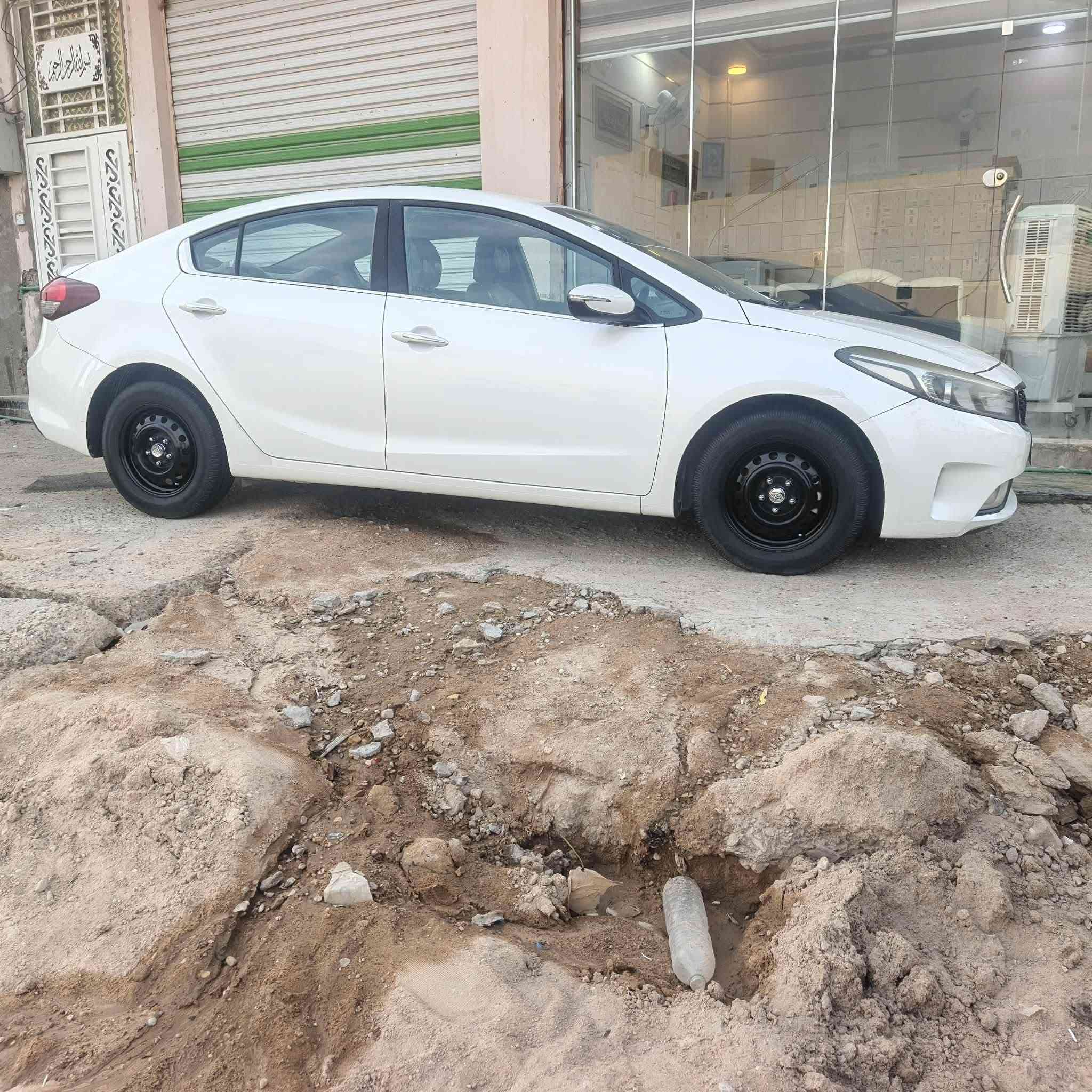 سيراتو مديل 2018 مكفوله كفاله عامه سياره جديده ماشيه 102 السياره احله من صوره السعر 133بي محال قليل ***********
