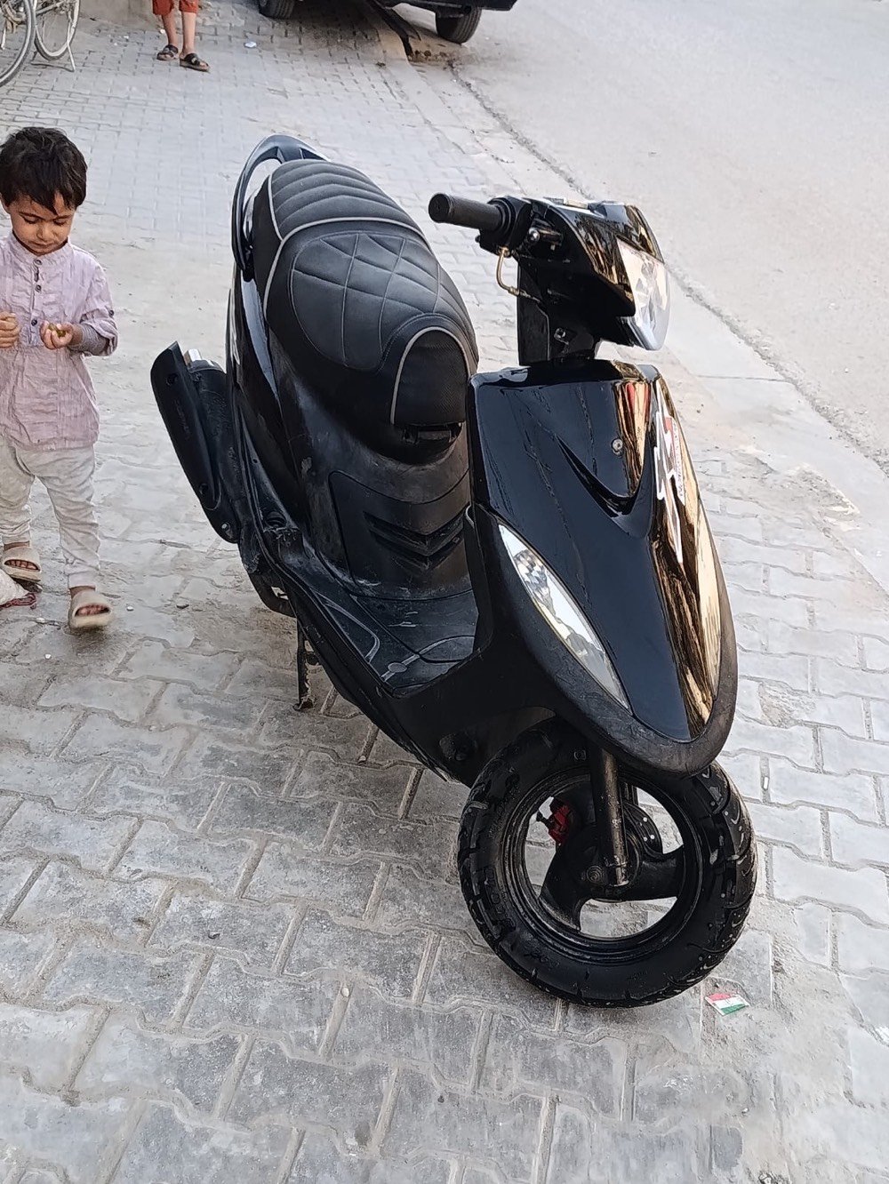 دراجه ماكس عدله بوشه49 ما ناقصها ايشي بس باتري الضفيرة شغله السلف شغال المكينه مفتوحه مره وحده الكفرات مختومات مستعجل