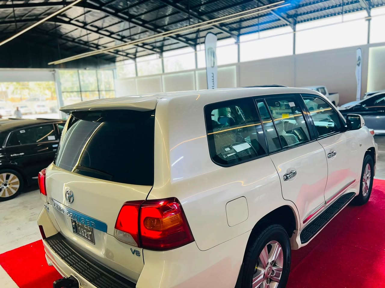 VXR V8 • ٢٠١٠ • أبيض صدفي