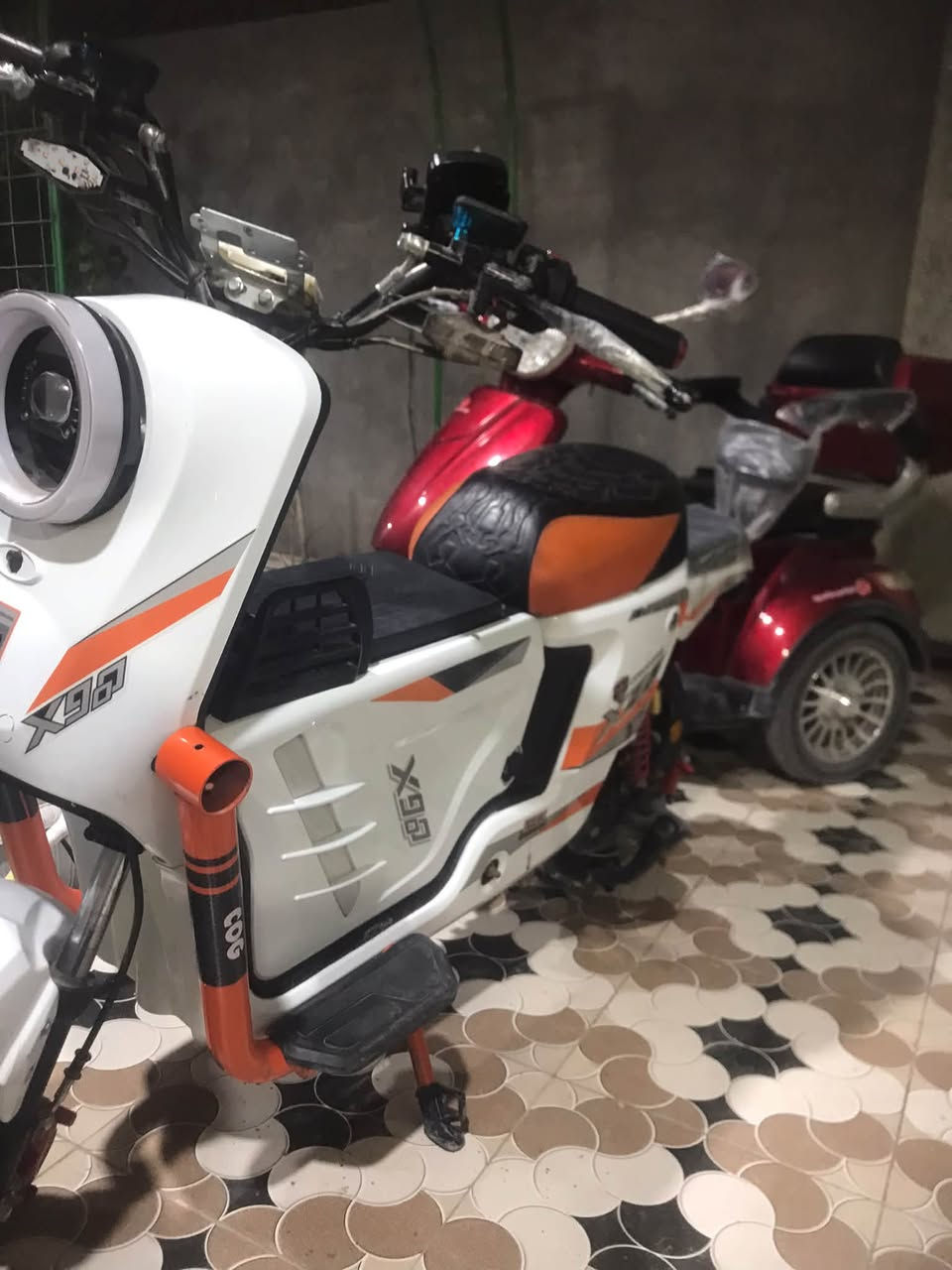 السلام عليكم x900 بطاريات هابطه منفوخات قيم واخذ هلموجود ب*********** بصرة خور الزبير
