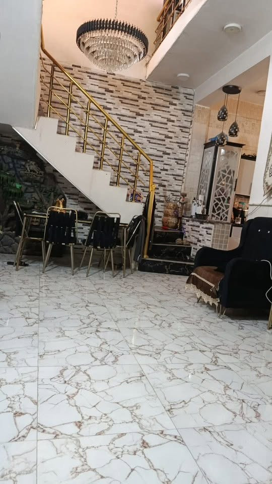 بيت ١٠٠ متر طابو زراعي
سند ٢٥ 

واجهه ٧ ونص نزال ١٣ ونص ( طابقين)

يحتوي الدار على غرفتين وصاله وكليدور ومطبخ 

و٢ صحيات داخليه وخارجيه 

الموقع/ نادر قراغول شارع الكبان فرع الصيدليه ***********

السعر 95 وقابل للتفاوض
