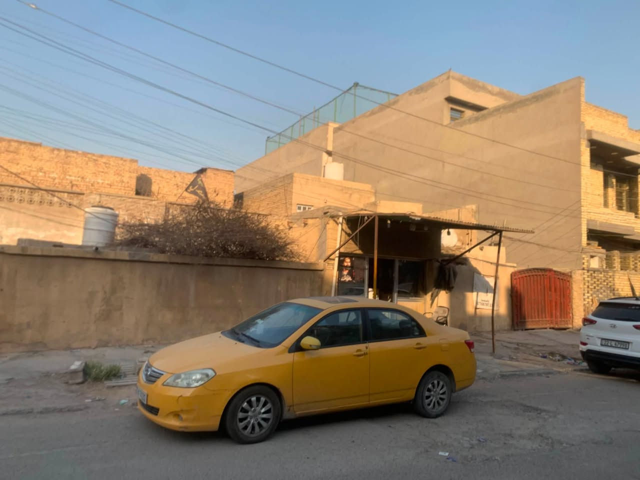 لسلام وعليكم بيت البيع المساحه 350متر البيت مسحته ١٠٠متر وارض خلفيه 250متر ومحل  الموقع بغداد الجديده قرب جامع العباس قرب الملجه الرقم ***********يوجد وتساب
