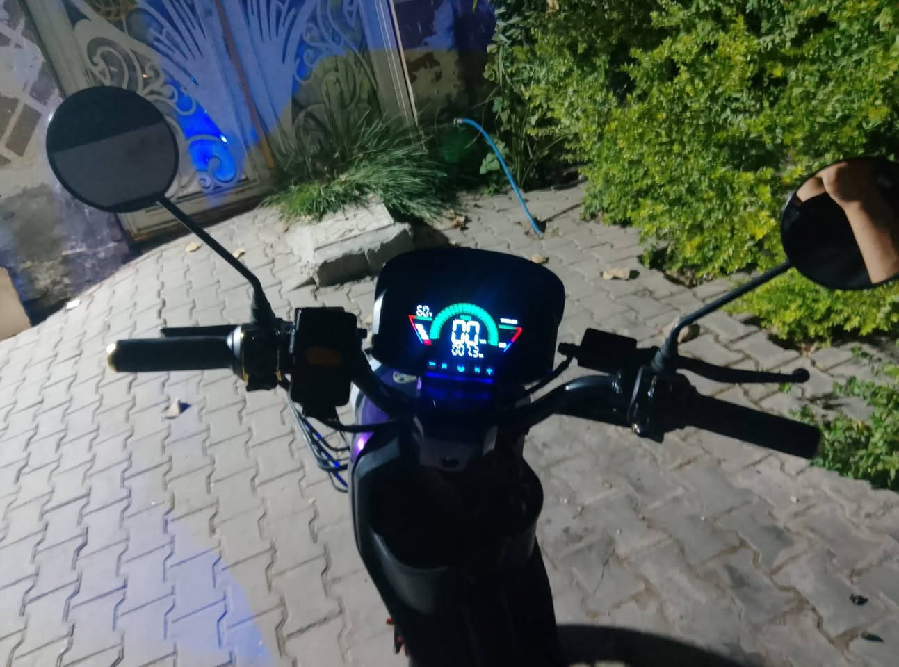 سلام عليكم
دراجه شحن R9 ونلي للبيع 

دراجه مكفولة من كلشي ومابيه اي نقوصات دربل اشارة يمنة ويسرة وزنون ولايت ونشرات خمس بطاريات نوع ونلي 
كلة شغال صارلي 6 اشهر من ماخذها الجديد ب600 الف 
السعر 450 وبيه مجال مكاني نجف حي المهندسين 
هاذا رقمي *********** او تتدخلي خاص ماسنجر
