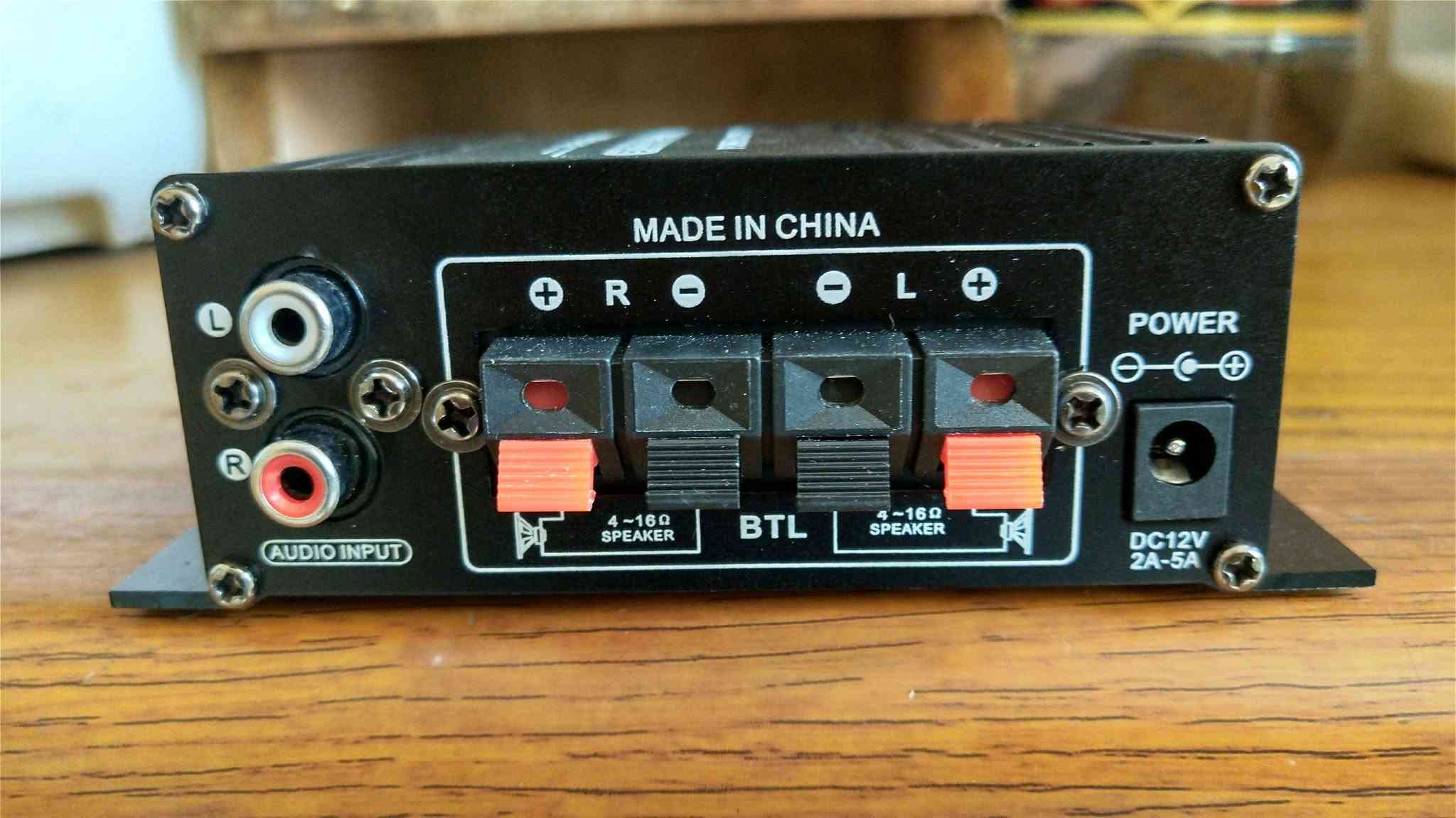 تحياتي للجميع...
ميني سيستم صوتي صغير بحجم قبضة الكف
((Hi- Fi Audio Amplifaire)).....
مع سماعتين عمودية قياس 35 سم دبل سماعة بالتك الواحد 
مميز جدآ يوضع على المكاتب لأصحاب العمل...
ويصلح لربات البيوت يوضع على الكاونتر بالمطابخ....للاستماع بصوت جميل ستيريو....
يعمل بكهرباء 12 ڤولت بمحولة خارجية...او على باتري 12 ڤولت...او باتري السيارة... 
الملحقات///// 
1- محولة خارجية ...12 ڤولت
2- واير فيشة اواكس للربط على الموبايل
السعر///  46 ألف مع التوصيل لجميع المحافظات
للتواصل/// ***********...واتساب أعمال...وماسنجر
والتوفيق للجميع...
