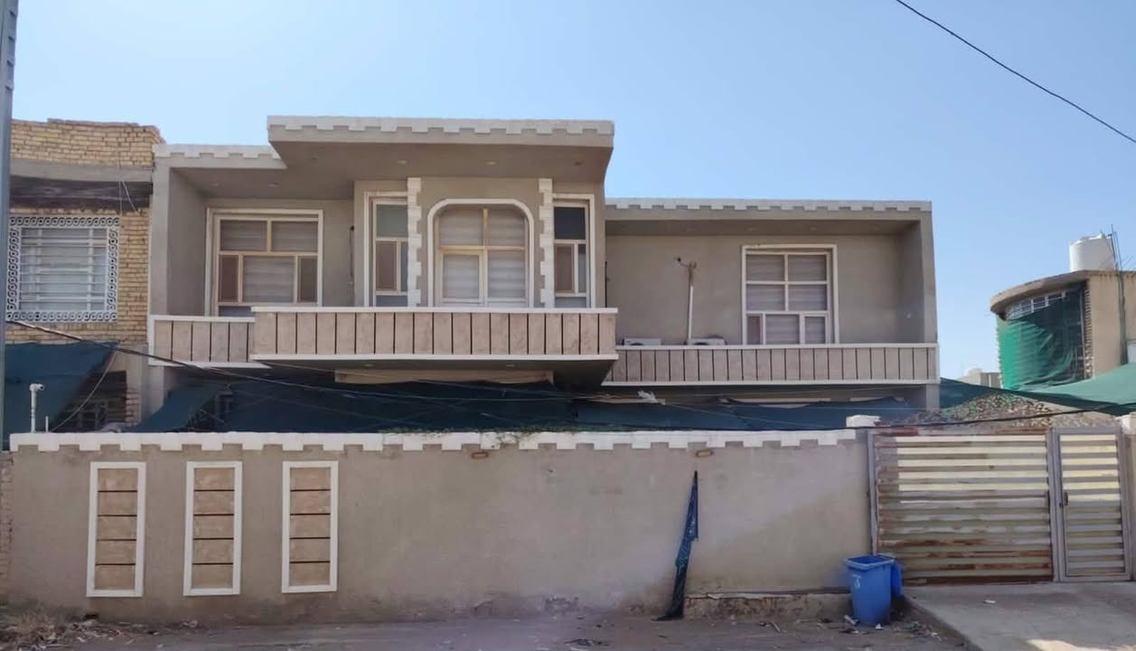 دار للبيع • ٣٠٠م • ٤ غرف
