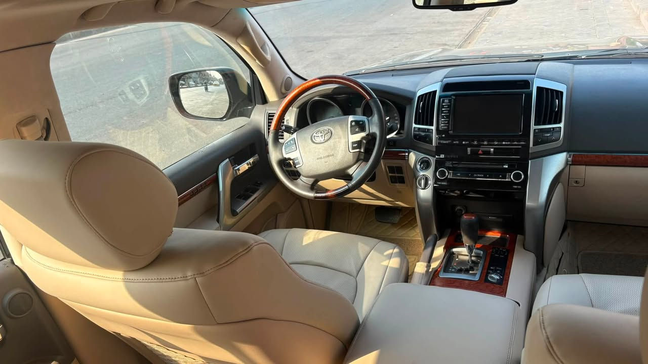 سلام عليكم 
لاندكروزVXR 
محرك 5700
موديل 2013
اربيلية 
مكفولة من الضربة والصبغ 
محرك مفتوح 
واتساب ***********
