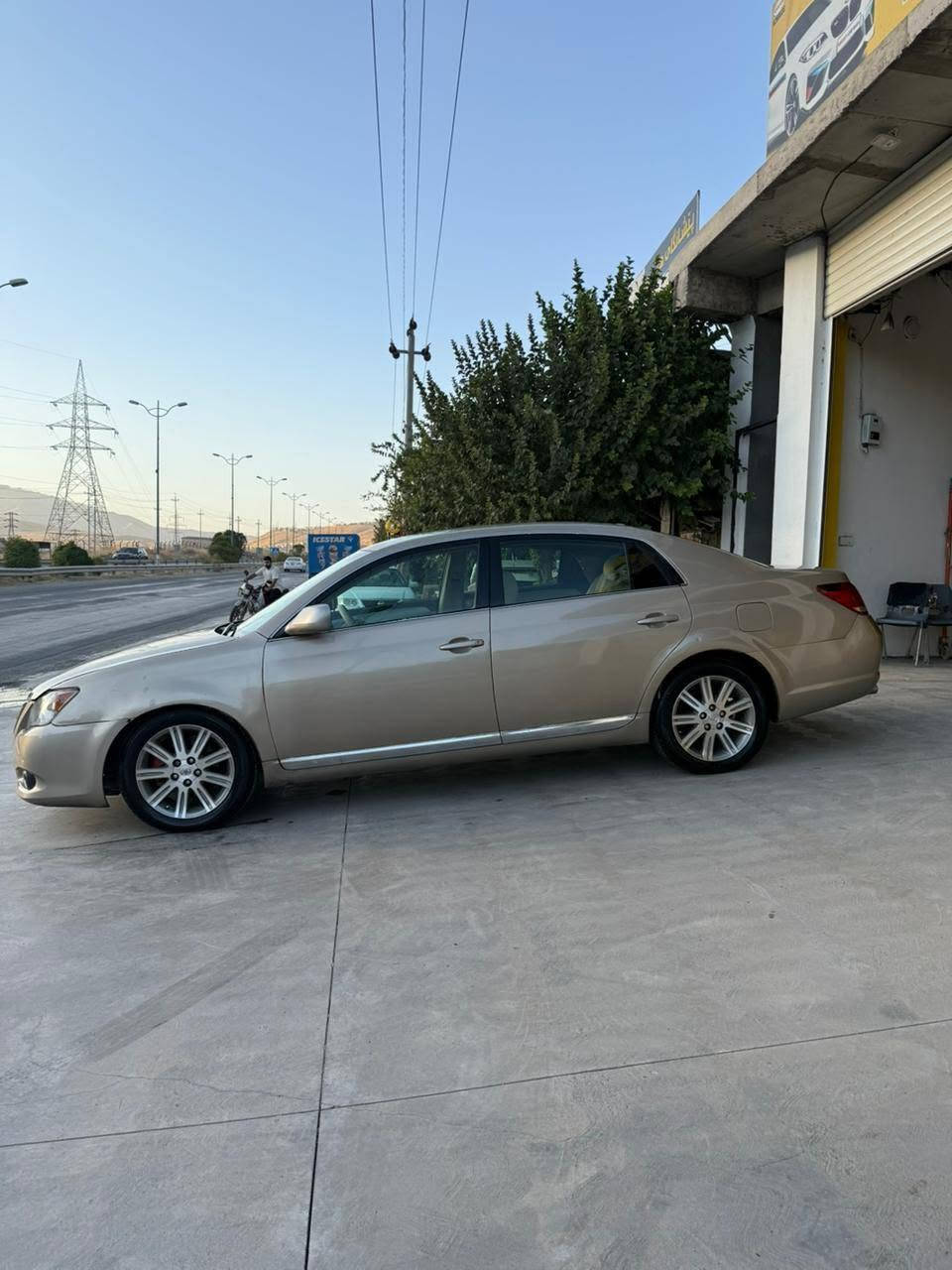 تۆیۆتا ئەڤەلۆن
۲۰۰۷ ئەمریکی 
مەکینە ۲٤۰۰ بیلاد 
317,000 کم ڕۆیشتووە 
مواسەفات فولە بێ سڵاید  
سەقف و شانی بەشەرت هیچی پێوە نیە 
ماباقی پەڵە پەڵە تعدیل و بۆیاغی هەیە 
پەڵە پەڵە کاڵبوونەوەشی هەیە
داشبووڵ و ناوەوی بەجوانی ماوەتەوە 
مەکینە و گێڕ و تەبرید بەشەرت 
سەنەوی لەگەڵایە و بەشەرت نیە
***********
***********
