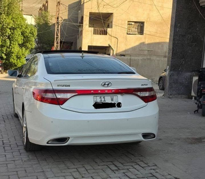 السلام عليكم
ازيرا 2014 خليجي 

رقم بغداد انكليزي باسمي 
بصمة بانوراما تحكم ستيرن 
جلد داخل قرميدي 
كشنات كهرباء 
تبريد ثلج 

 بيه بابين كلير وجاملغ خلفي ايمن بارد 
وشبر بارد ايسر بين جاملغ و الباب الامامي 

السعر 105 وبيهة مجال 
مكاني بغداد الدورة 
*********** 
واتساب اتصال موجود
