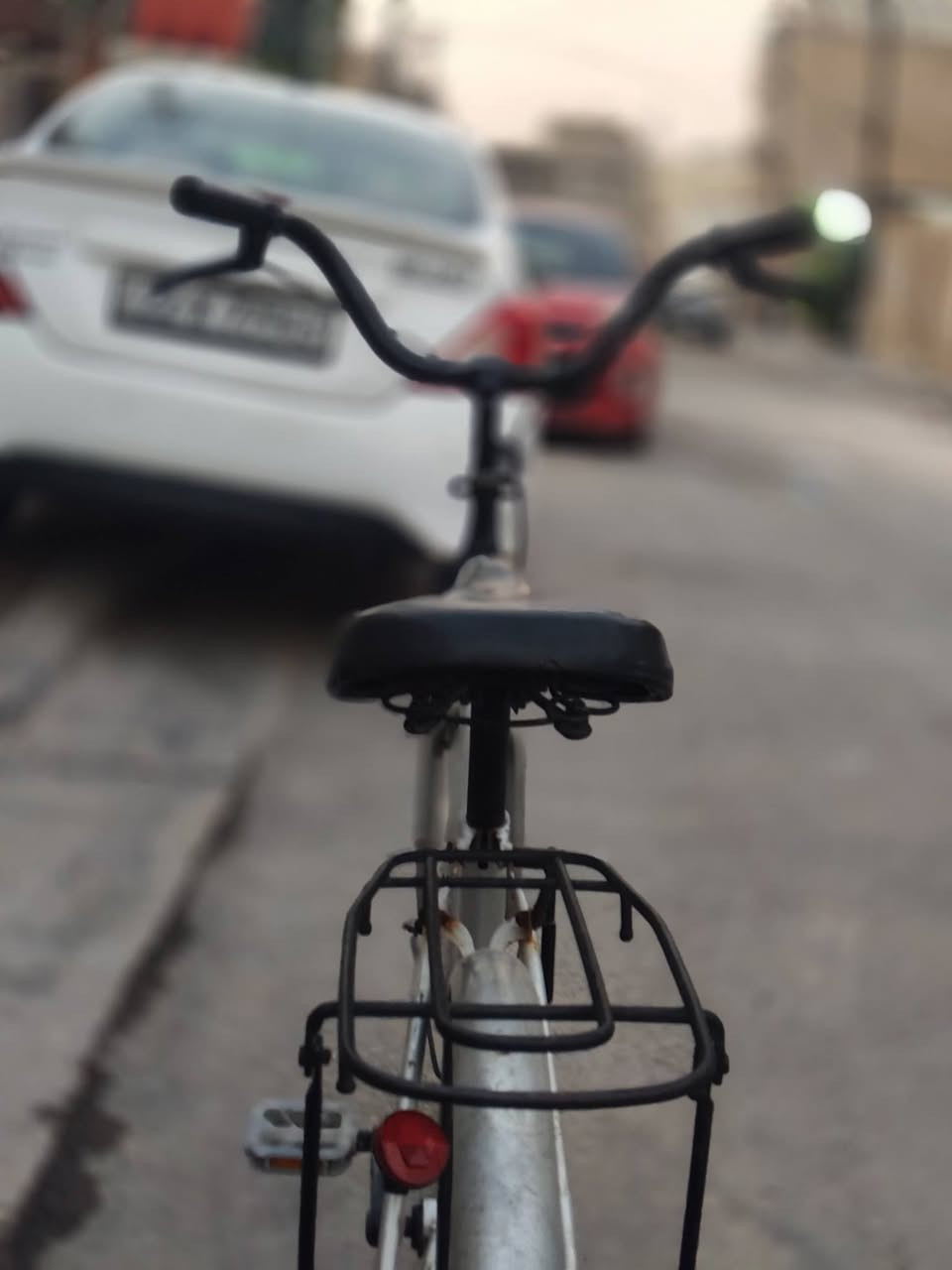 سلام عليكم بايسكل بطه لون رصاصي ياباني اصلي فول واحد علا واحد سعر 90وبي مجال اهوايييه الرقم*********** العنوان الامين
