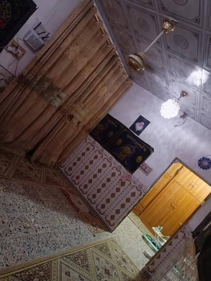 بيت للبيع 70 متر زراعي نظيف  يتكون من غرفه وصاله ومطبخ وصحيات ومكشوفه وبيتونه وطارمه  البيتونه بلوك بنائها وباقي لبيت طابوك سيراميك وكاشي وسقف ثانوي وسياج لشارع بلوك  بيت نظيف عكاده الأساس صبابه ولكاع كاشي  المكان النجف حي ميسان وراه سكله الكراعاوي السعر 50 بي مجال الرقم ***********
