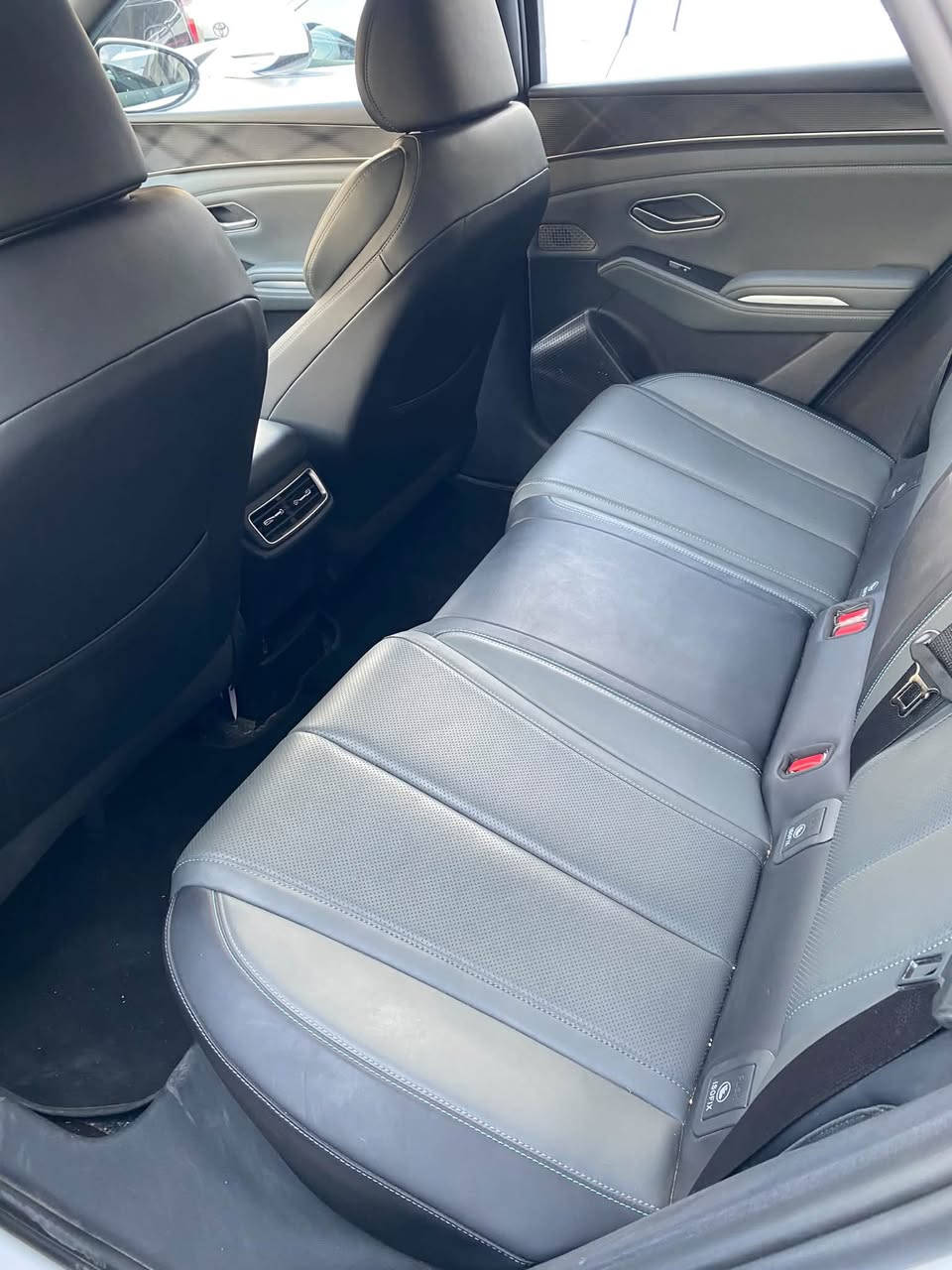 BYD Qin L DM-i 2024 — الفئة العادية

المحرك
 • بنزين: 1.5 لتر 4 سلندر
 • قوة محرك البنزين: 101 حصان
 • عزم البنزين: 126 نيوتن.م
 • كهرباء: محرك واحد أمامي
 • قوة المحرك الكهربائي: 163 حصان / 120 kW
 • عزم الكهربائي: 210 نيوتن.م
 • النظام: Plug-in Hybrid DM-i
 • القير: E-CVT
 • الدفع: أمامي FWD ￼

البطارية والمدى
 • البطارية: 10.08 kWh Blade LFP
 • المدى الكهربائي CLTC: 80 كم
 • المدى الكهربائي WLTC: 60 كم
 • الشحن: AC فقط
 • وقت الشحن: حوالي 3.4 ساعات
 • لا تدعم الشحن السريع DC في هذه الفئة. ￼

الأداء
 • 0–100 كم/س: 7.9 ثانية
 • السرعة القصوى: 180 كم/س
 • استهلاك WLTC المعلن: حوالي 1.36 لتر/100

الأبعاد
 • الطول: 4830 مم
 • العرض: 1900 مم
 • الارتفاع: 1495 مم
 • قاعدة العجلات: 2790 مم
 • خزان الوقود: 65 لتر
 • المقاعد: 5 جلد
 • معامل السحب: 0.26 ￼

البطارية
 • النوع: LFP Blade
 • الشركة: FinDreams / BYD
 • تبريد البطارية: مباشر
 • سعة: 10.08 kWh

 
🛑
بغداد/البياع
☎️ ***********
