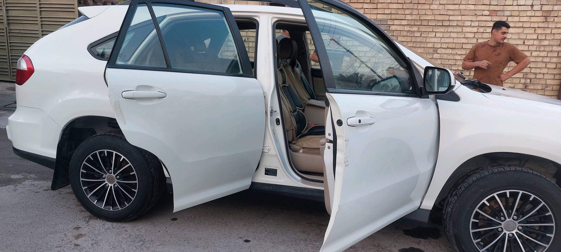 سلام عليكم 
BYD S6 للبيع موديل2013 
محرك مستبوشي بلادي 2400 سحب أمامي السياره كفاله عامه شرط الفحص بيها فتحه سقف تخم صاير 5راكب شاشه بلادي السبير ما نازل كامره خلفي وكامره جانبيه 
الاستفسار على الأرقام الاتيه *********** الخط بي واتساب
السعر 95وبيها مجال