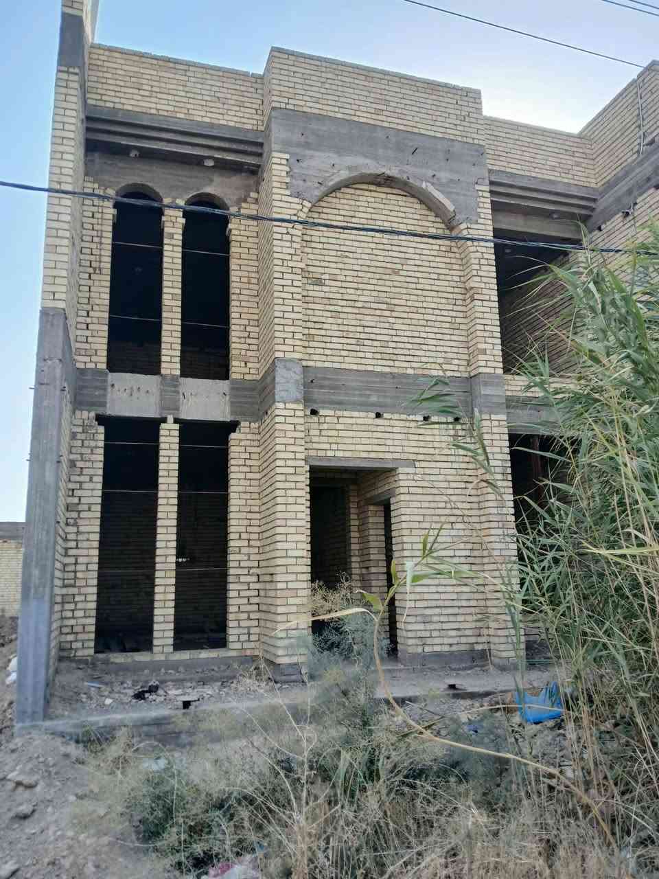 دار هيكل مساحه ١٧٥متر في حي الصديق ثلاث طوابق  واجهه ٨،٧٥م نزال ٢٠م بطن الركن( رقم العقار ١٠٨١) بناء درجه اولئ ..
يحتوي على الطابق الأول..استقبال مع مطبخ مع حولي مع مصعد مع حمام مع تواليت مع ٢ غرف نوم 
الطابق الثاني / ٤ غرف نوم مع تواليت مع حمام مع حولي 
الطابق الثالث /٢ نوم مع حولي مع حمام .تواليت مع سطح 
مكتب الشاكرين للعقار 
***********📲
***********📞
ابي غريب -حي الصديق-الشارع الرئيسي..

نص مكتوب في الصور:
- شارع بغداد
- الشمال
- 16 / 4
- هكتريا وشعار
- ثانويه
- سوق
- حضانه
- روضه
- مركز شباب
- تشجير
- مدارس
- جامع النور
- مكتب
- الشاكرين للعقار
- ***********
- ***********