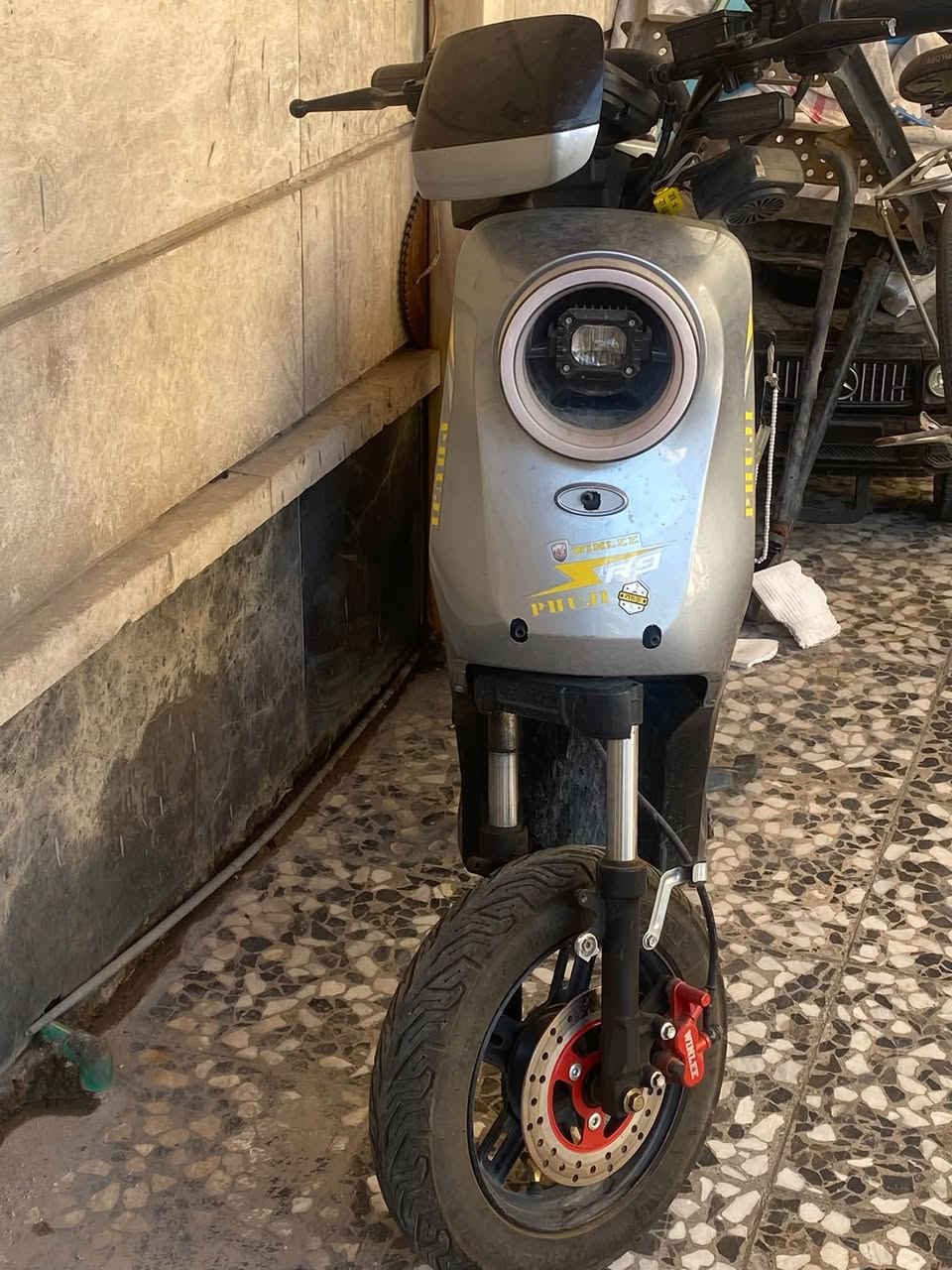 سلام عليكم شباب دراجه شحن r9  نسيته عل شحن و هيه 5بطاريات نسيته عل شحن وانتفخن بطاريتين بس الدراجه سعره 200 إبريك خلفي امامي شغال دسكات شاشه اربع نمر وياها سله و بايدر و مرايات مال وكاله الدراجه من ونلي الملف جديد الدراجه ما بيه شي حته تكدر تطلع بيه بس اشد باترين ب 50 ألف عنواني بغداد البلديات ضياء الحلفي يم زنود الست الحمداني الرقم : ***********
