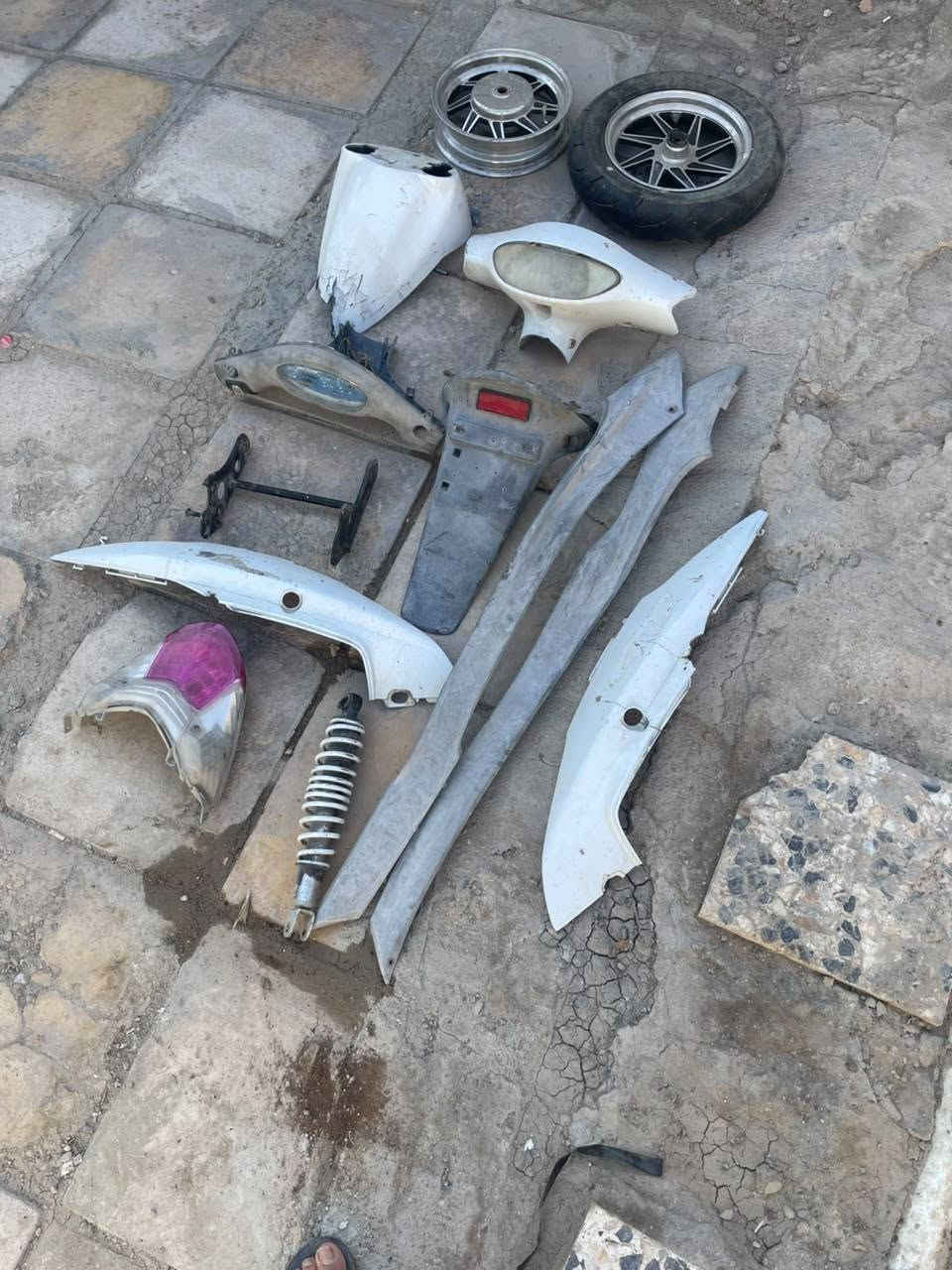 سلام عليكم كفرات وترايش وعداد ودبل وشيال مال ماكس منغولي للبيع ب 25قفلل لان بس البجم بسوك ب15ولوياله هنه والتاير ب 30التاير جديد والوياله نضاف  مكان ناصريه مركز ***********

