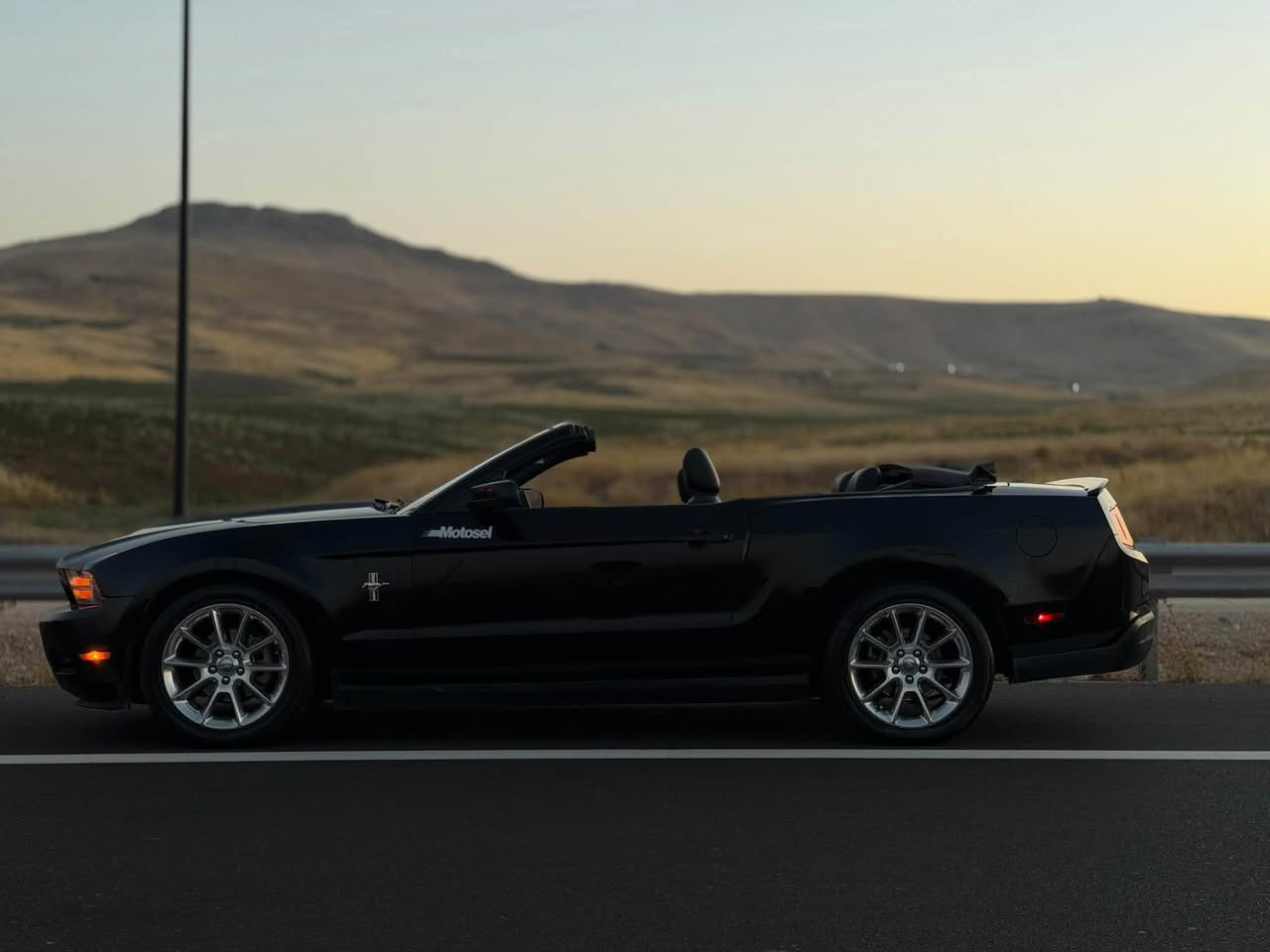 ﷽
‏ FORD MUSTANG 2010 V6      گێڕ عادی
فۆرد مۆستانگ مۆدێل 2010  V6 شه ش بستۆنی گێڕ عادی
فوول مواسەفات ڕەنگی ڕەش
-----------------------------------------
شوێن🌆: سلێمانى                  سعر💵: 87 گەڵا
مۆبايل📲:  ***********
-----------------------------------------
مه كينه V6 4.0L شەش بستۆن مەكينه مەرغوب
گێڕ و مه كينەی بەشەرت سەوت و سەرفی نیە 
——————————————————————————
سەیارەکە ٣ پارچەی بۆیاخە پەلەیە بۆنیتەکەشی.

-———————————————————————————

مواسەفات پڕیمیوم premium 
{{ سەقف کەشف - مکەبەرەی shaker - گێچی ٧ ڕەنگ - کوشن جلد - کوشن کارەبایی - سوکان ڤۆلیۆم - تەحديد سورعه - لايت ليد - بلاجكتۆر - ویل کرۆمی بیلاد - زۆر مواسفاتى تر… }}
————————————————————————————
کامل سێرڤس کراوە سەیارەکە بێ مشکیلەیە کلاج و عەینەی لۆکی لەسەرە ڕۆنی مەکینەی تازە گۆڕاوە سیوەیلی گێڕی تازەیە 
————————————————————————————

🔥 FORD MUSTANG 2010 V6 — قير عادي 🔥
‎🚘 فورد موستانج موديل 2010
V6 | 4.0L |  سلندر6  | قير عادي
🖤 اللون: أسود
✨ مواصفات كاملة Premium 
📍 الموقع: السليمانية
💰 السعر: 87 ورقة
📞 للتواصل: *********** 

————————————————————————————

🔧 المحرك والقير:
• محرك V6 سعة 4.0 لتر — 6 سلندر
• محرك مرغوب وقوي
• القير والمحرك بحالة جيدة
• بدون أصوات مزعجة أو صرفية زائدة

————————————————————————————

🎨 السيارة مصبوغة 3 قطع صبغ خفيف، والبطانة/الداخلية بحالة جيدة.

————————————————————————————

⭐ مواصفات Premium:
• سقف كابريو قابل للكشف 🌟
• نظام صوت Shaker 🔊
• شاشة/عداد 7 ألوان
• مقاعد جلد
• مقاعد كهربائية
• مقود رياضي
• محدد سرعة
• إضاءة LED
• بروجيكتر
• جنوط كروم Billet
• ومواصفات إضافية كثيرة
🔧 حالة السيارة:
————————————————————————————

✅ السيارة كاملة سيرفس
✅ لا توجد مشاكل حسب الفحص
✅ الكلتش جديد
✅ الديسك والضغط جديد
✅ زيت المحرك مبدل حديثاً
✅ زيت القير مبدل حديثاً
✅ السيارة جاهزة للاستخدام
